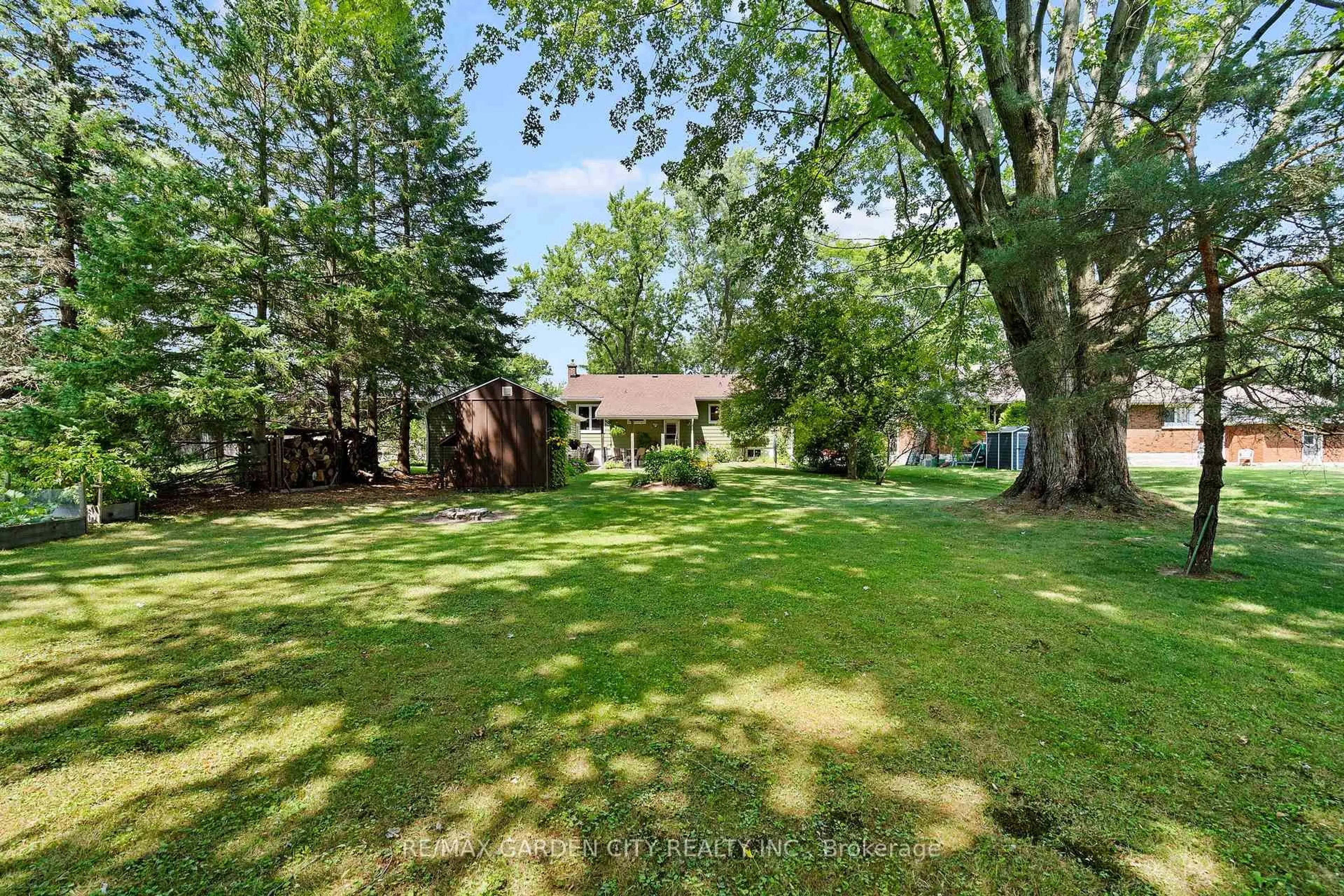 A pic from outside/outdoor area/front of a property/back of a property/a pic from drone, unknown for 83 Summerlea Ave, Welland Ontario L3C 3E9