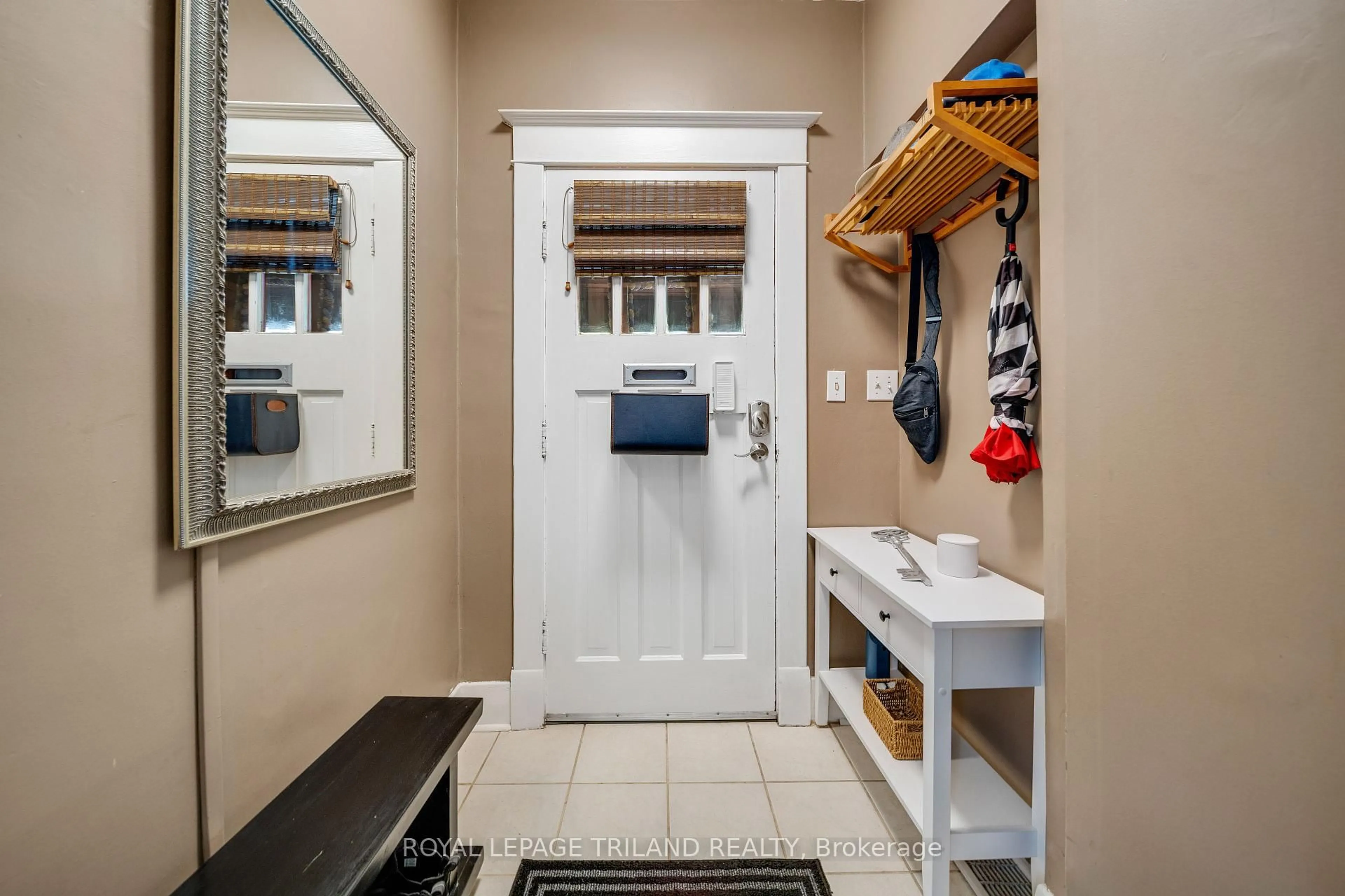 Indoor entryway for 302 Cheapside St, London East Ontario N6A 2A4