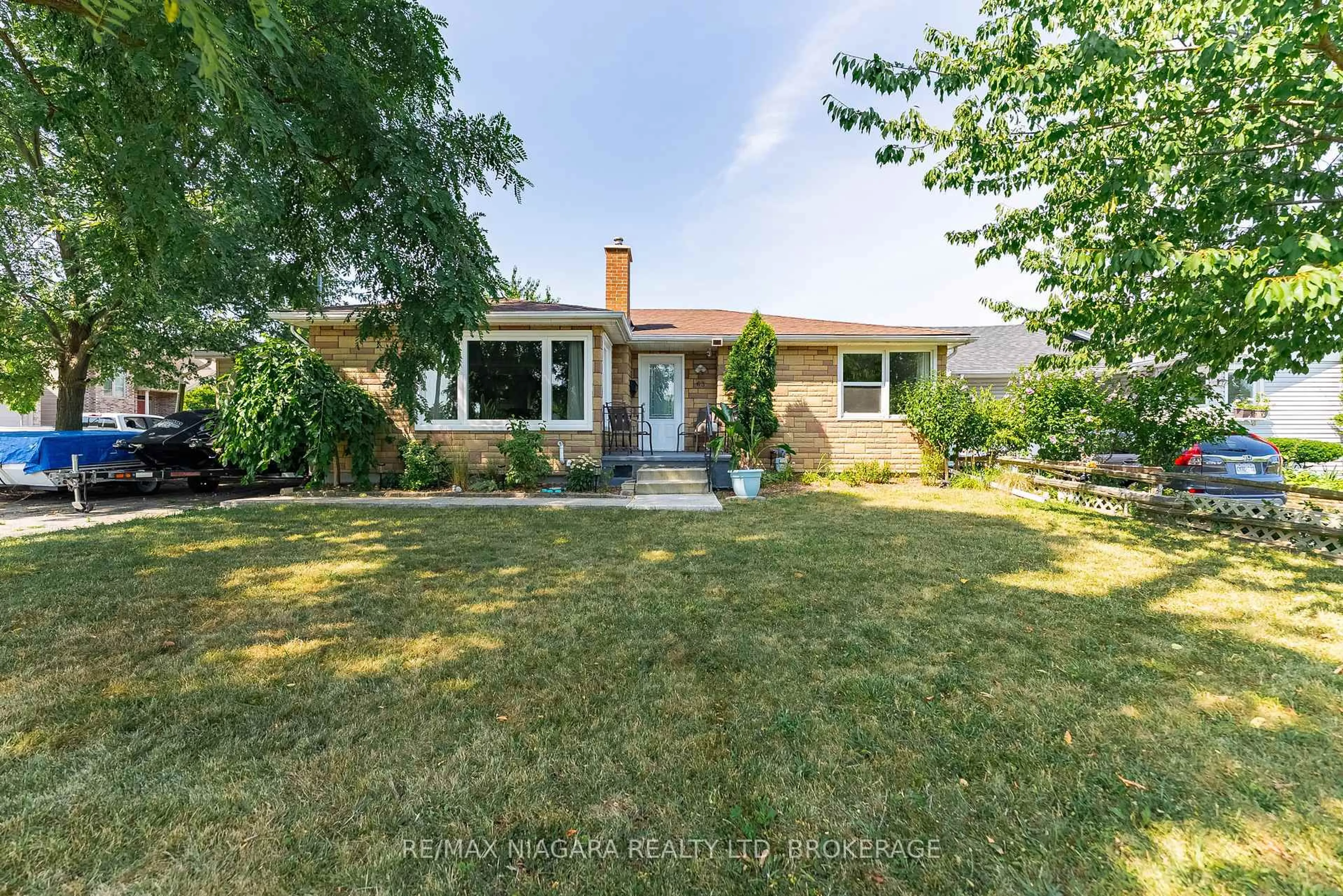 A pic from outside/outdoor area/front of a property/back of a property/a pic from drone, street for 63 Moffatt St, St. Catharines Ontario L2P 2L5