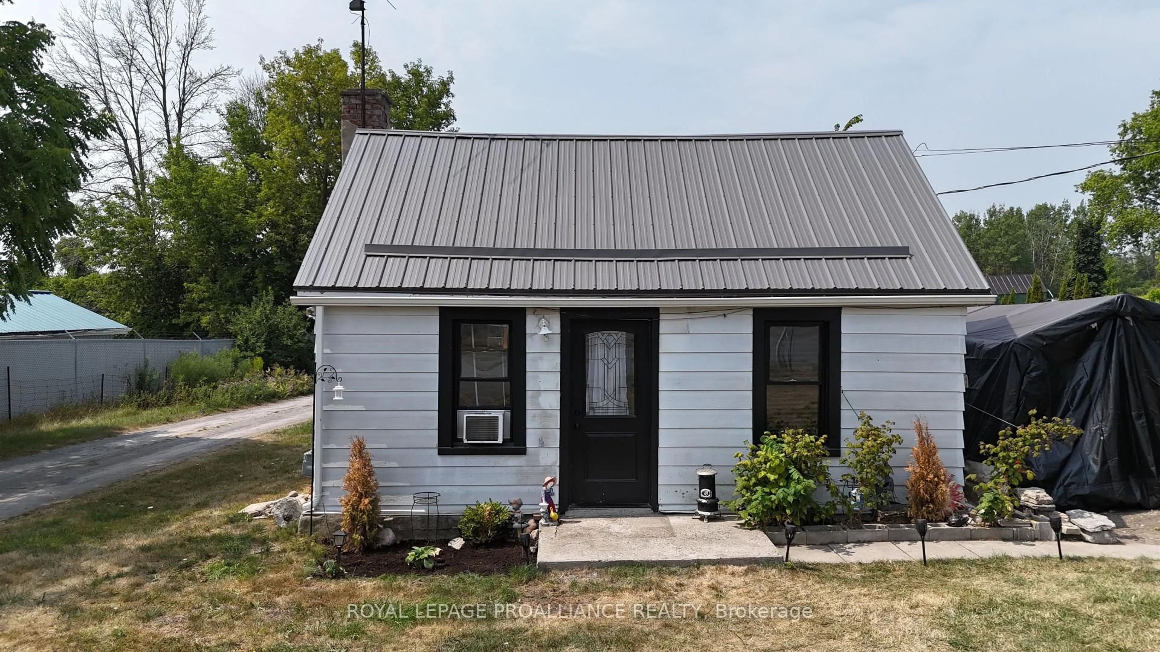 Shed for 97 Aikins Rd, Belleville Ontario K8R 0A7