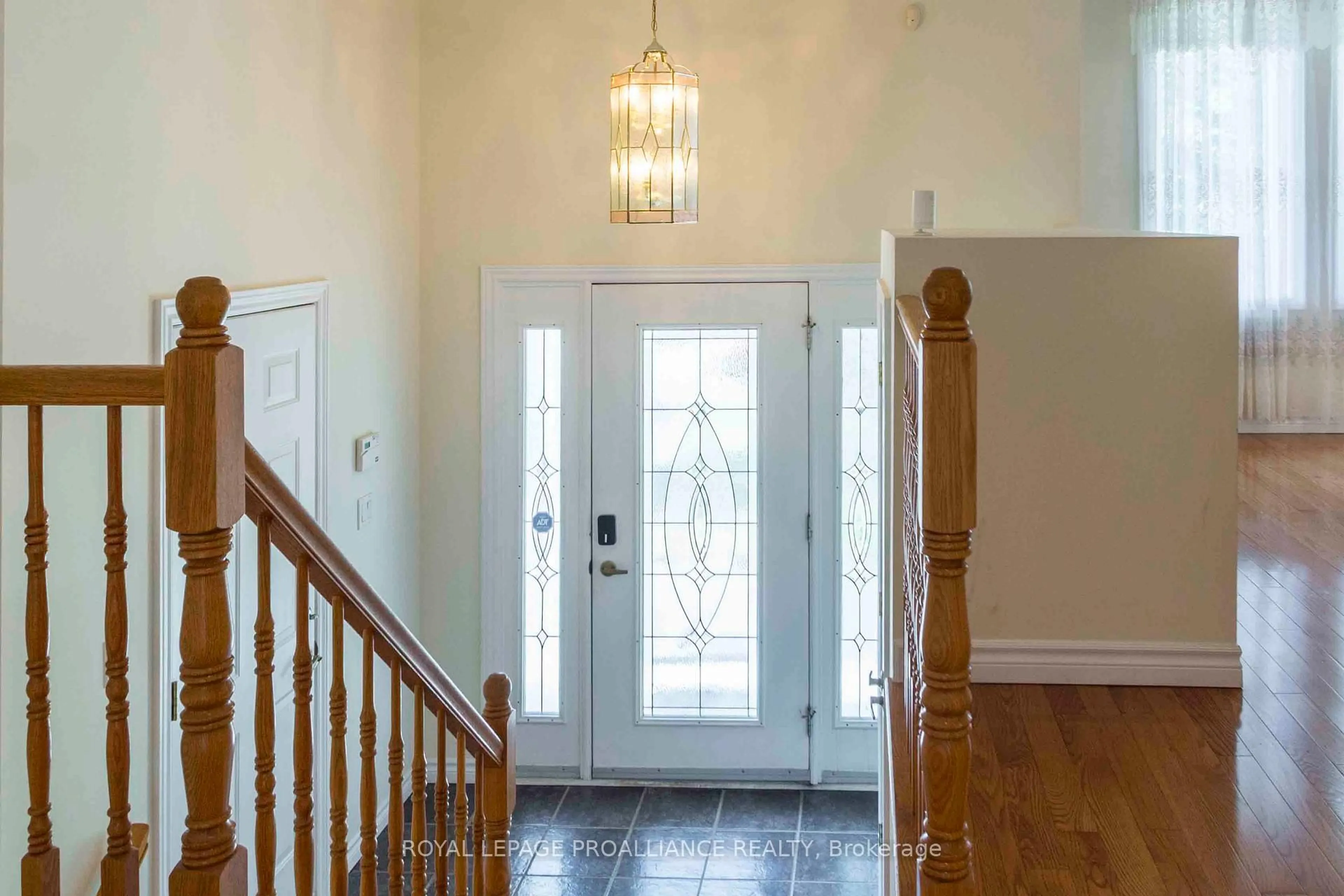 Indoor entryway for 34 Edgeview Dr, Quinte West Ontario K8V 3G4