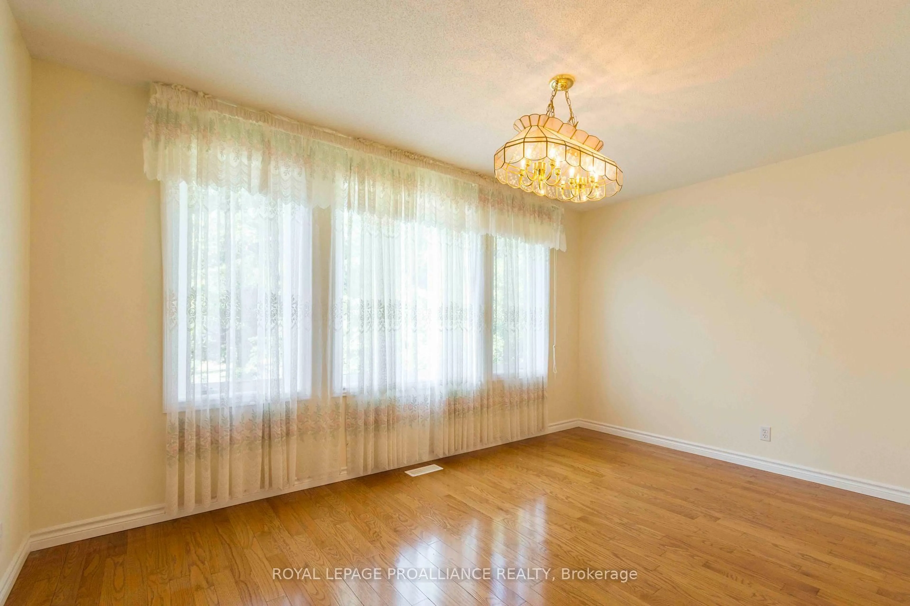 Dining room, wood/laminate floor for 34 Edgeview Dr, Quinte West Ontario K8V 3G4