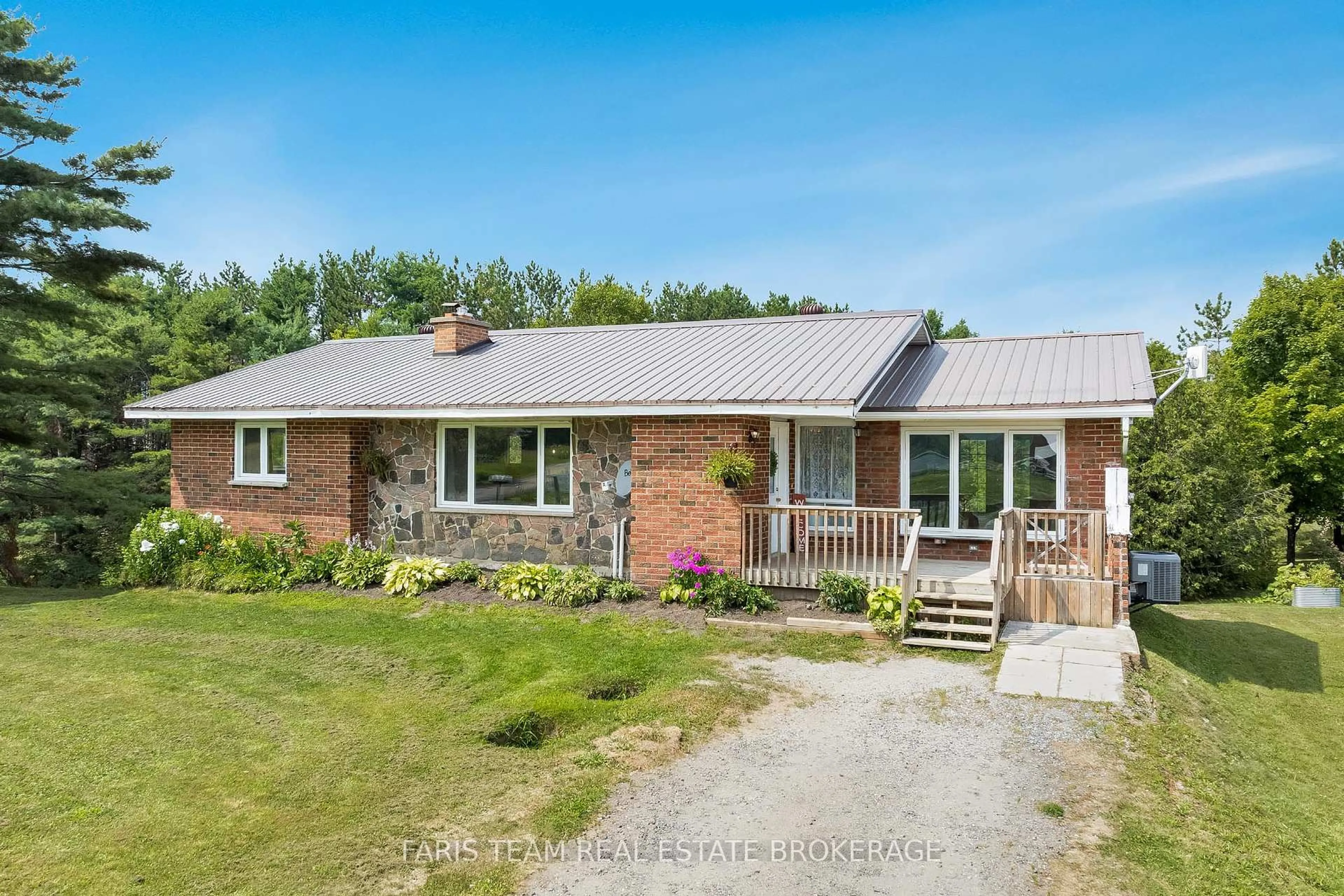 A pic from outside/outdoor area/front of a property/back of a property/a pic from drone, street for 1105 Fraserburg Rd, Bracebridge Ontario P1L 0G9