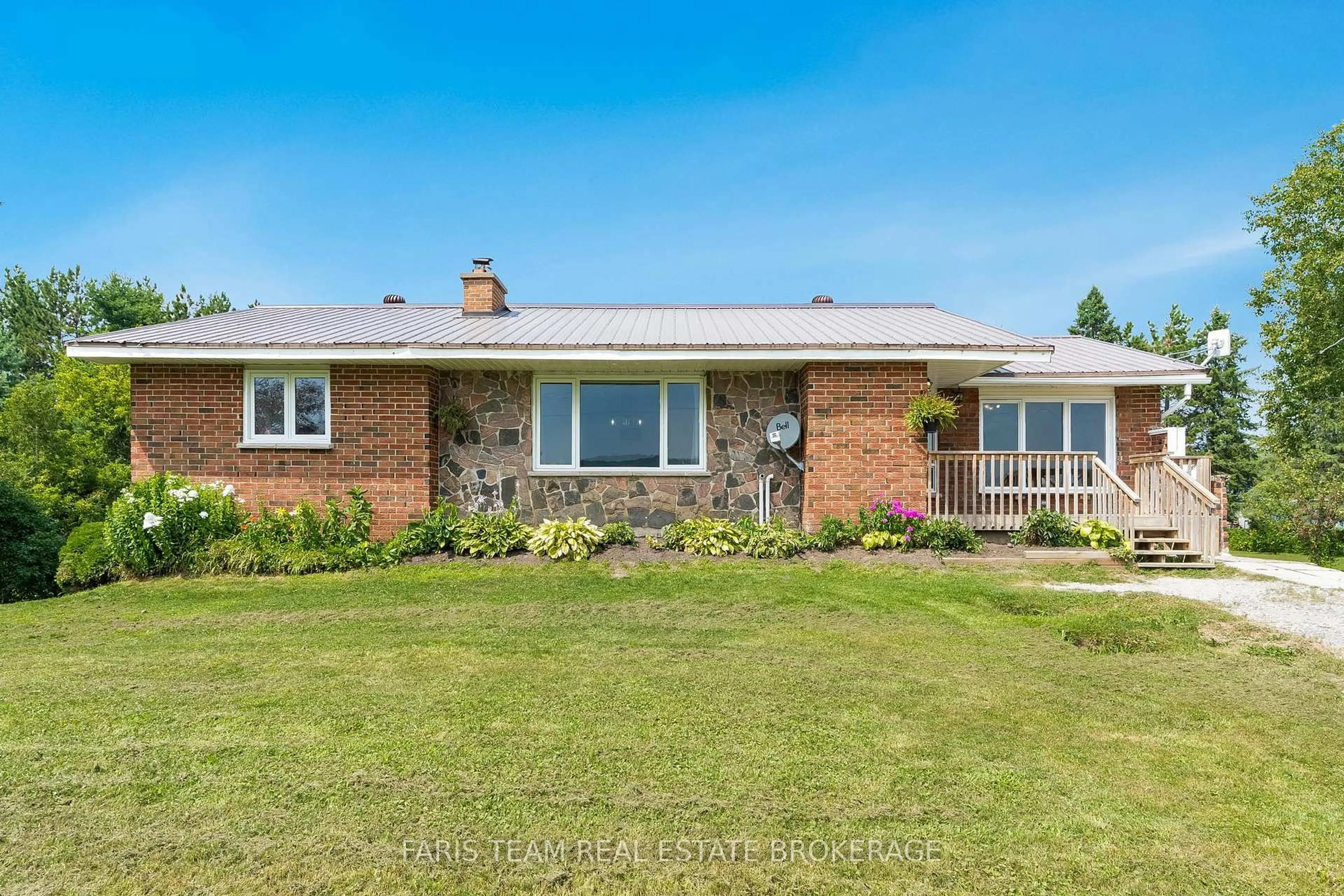A pic from outside/outdoor area/front of a property/back of a property/a pic from drone, unknown for 1105 Fraserburg Rd, Bracebridge Ontario P1L 0G9