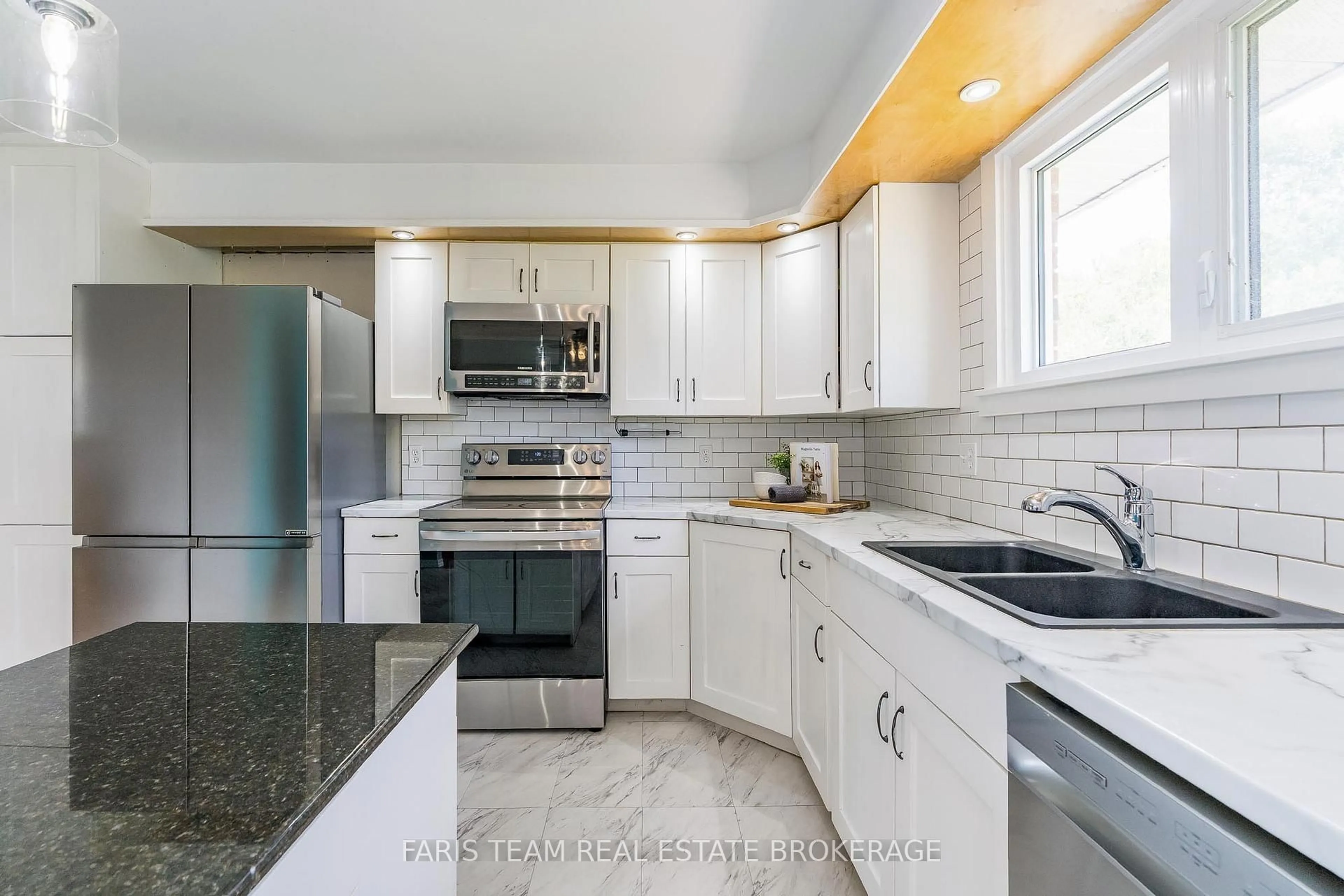 Open concept kitchen, ceramic/tile floor for 1105 Fraserburg Rd, Bracebridge Ontario P1L 0G9