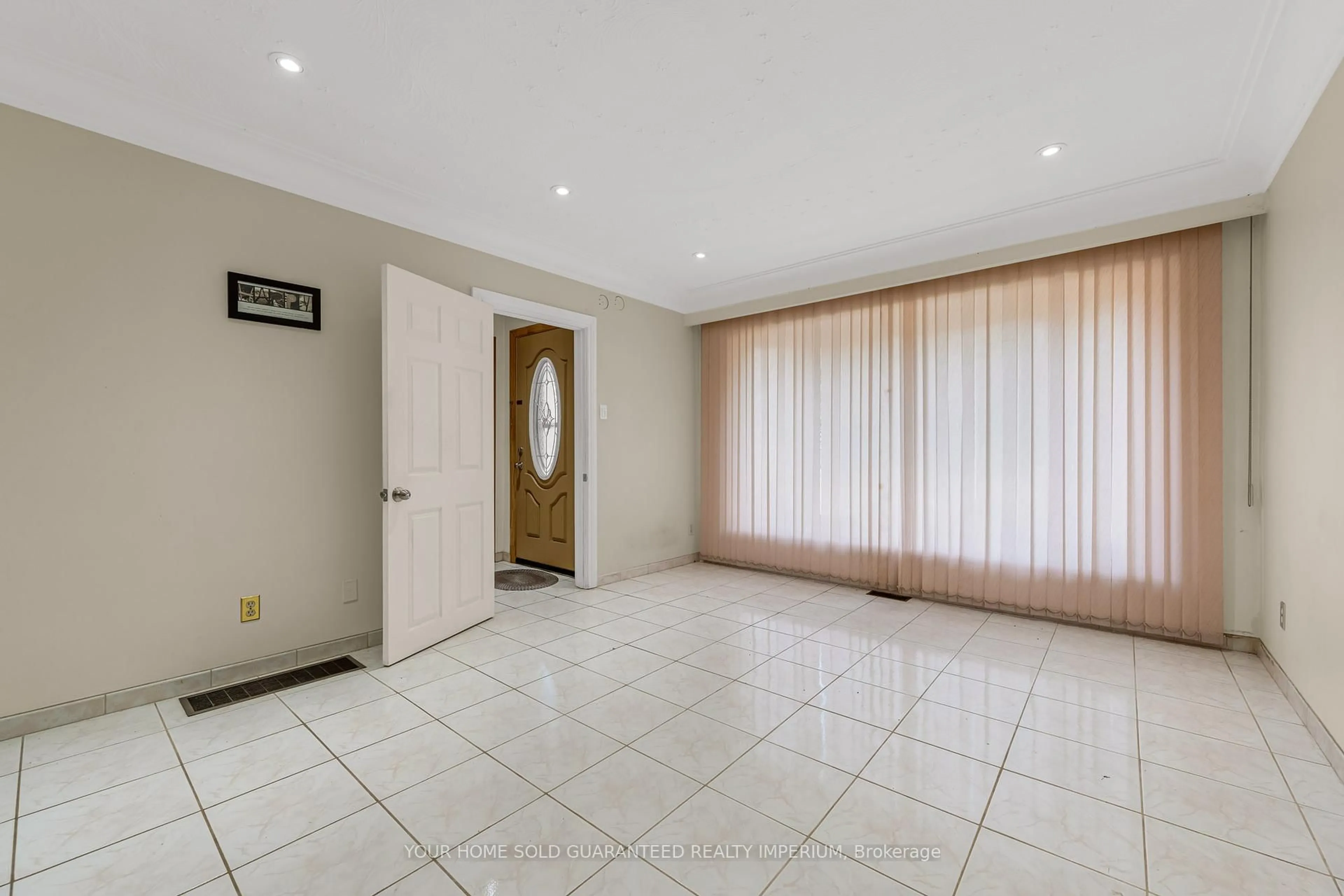 Indoor foyer for 103 Briarwood Cres, Hamilton Ontario L9C 4C3