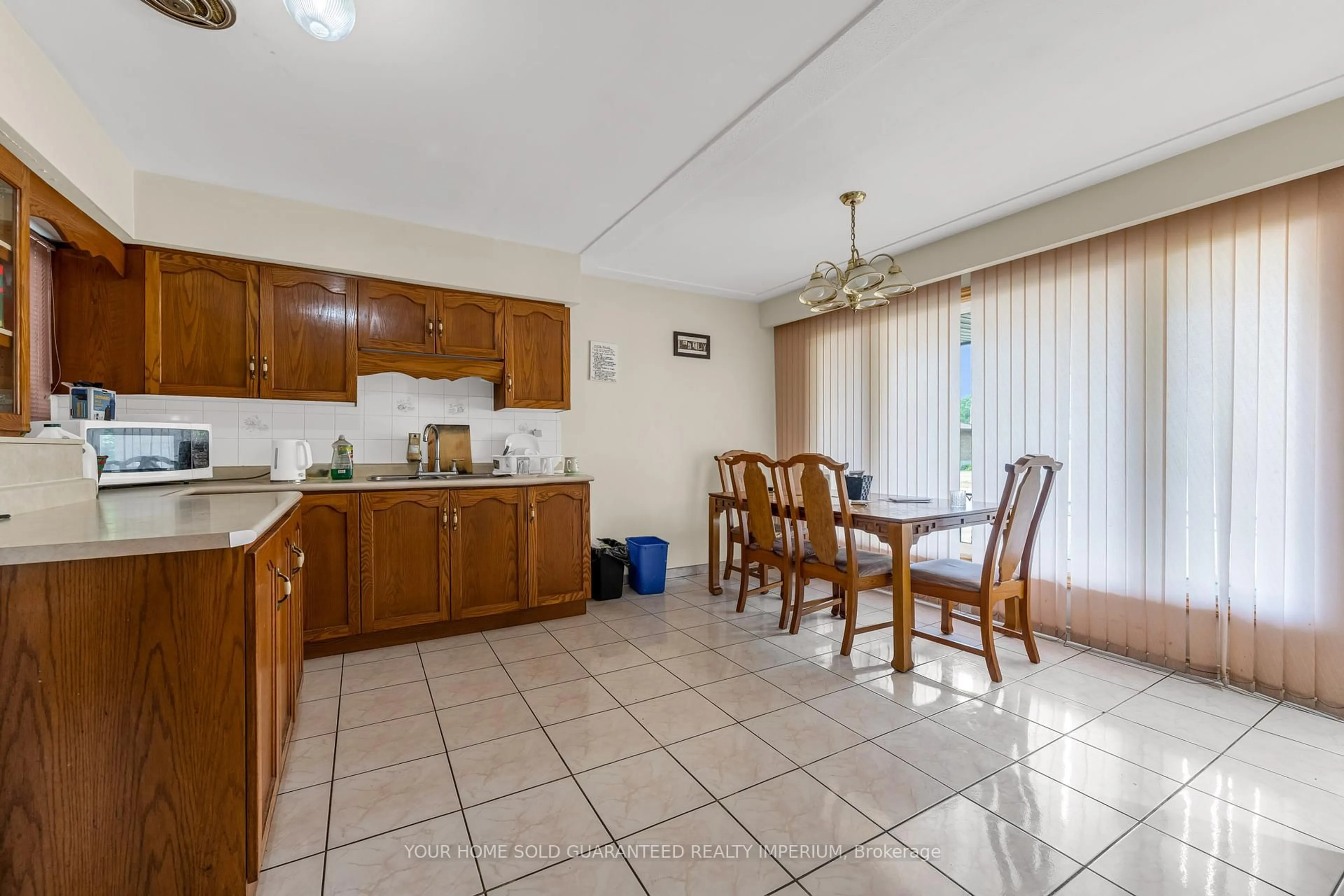 Standard kitchen, unknown for 103 Briarwood Cres, Hamilton Ontario L9C 4C3