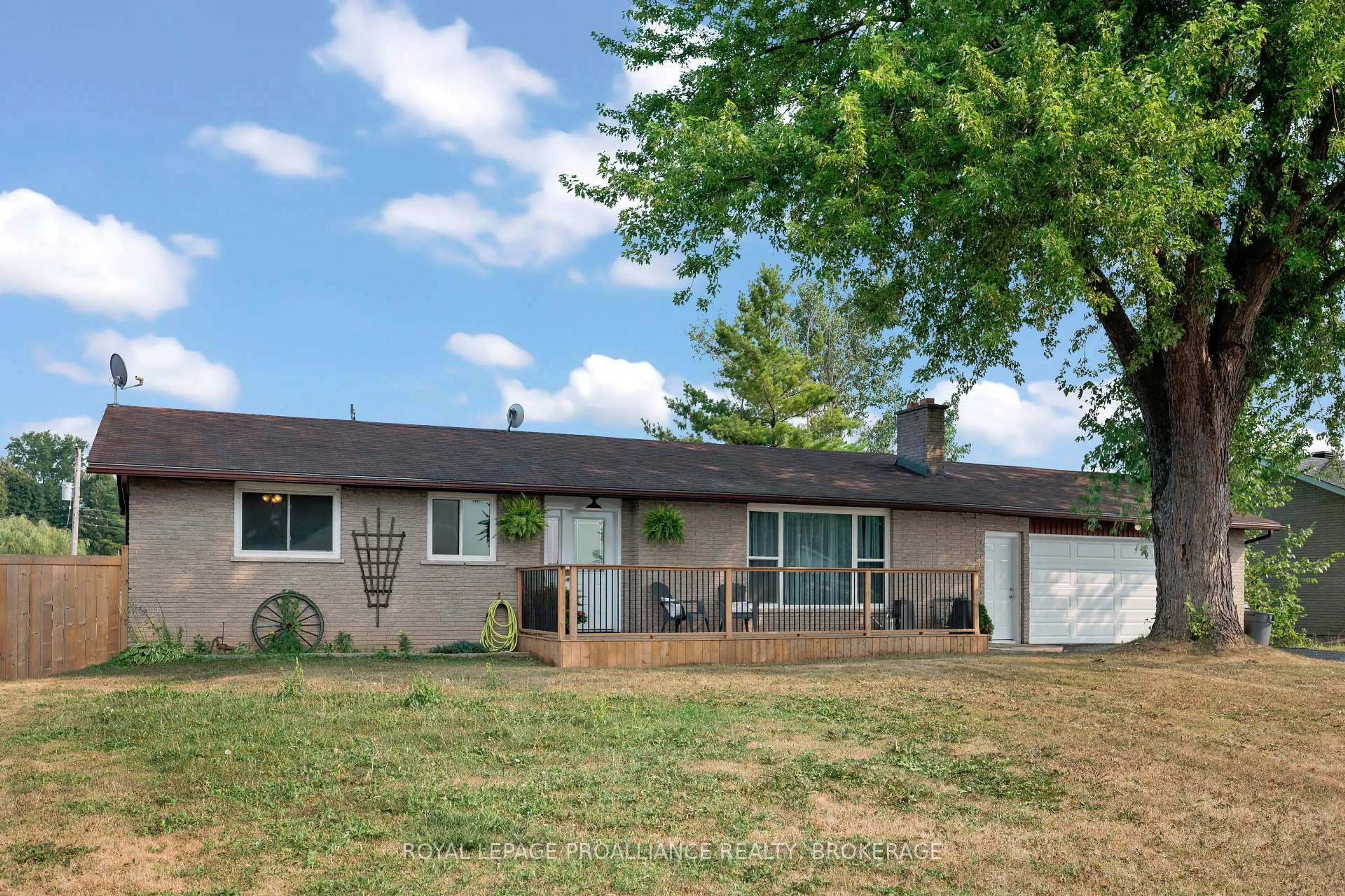 Home with vinyl exterior material, unknown for 658 County Road 1, Plantagenet Ontario K7R 3L2