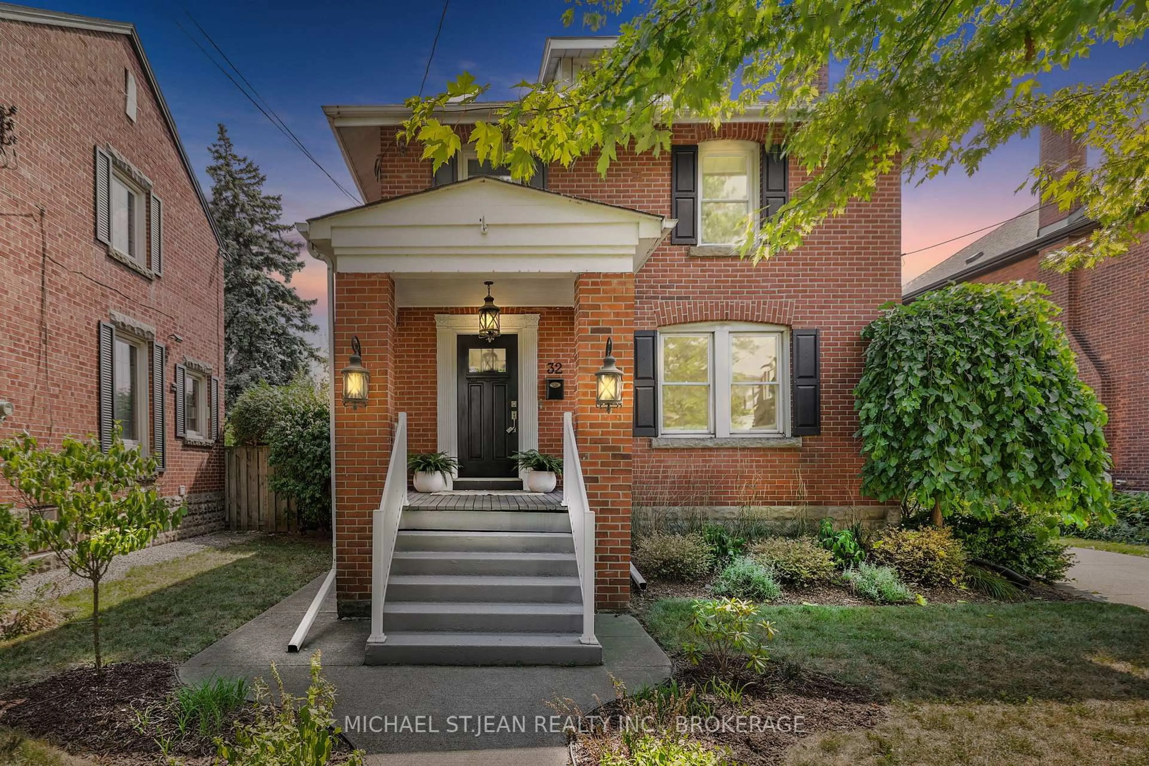 Home with brick exterior material, street for 32 Mountain Park Ave, Hamilton Ontario L9A 1A2