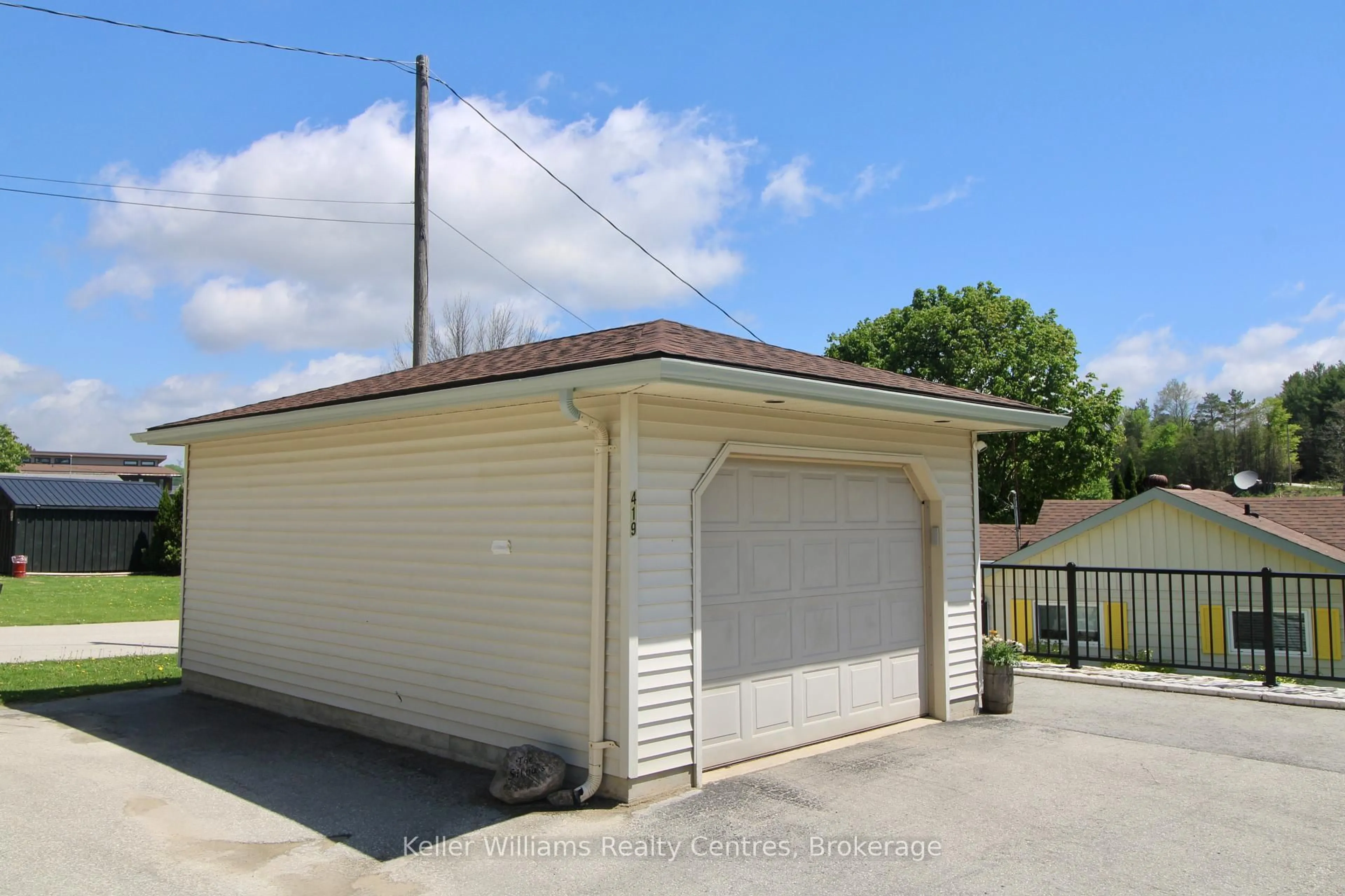 Indoor garage for 419 Lake Rosalind Road 4, Brockton Ontario N4N 3B9