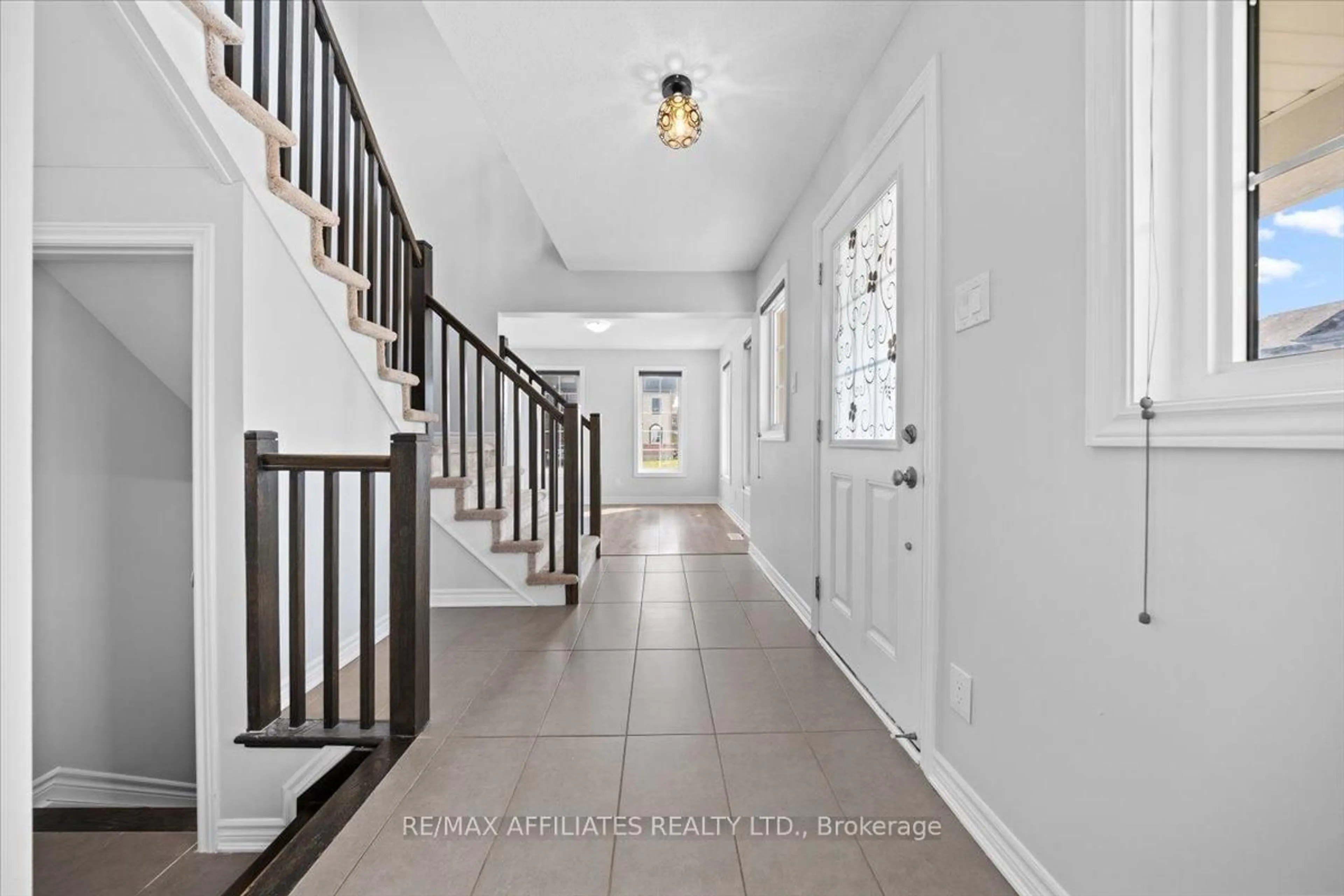Indoor entryway for 300 Sweetfern Cres, Ottawa Ontario K4A 3W5