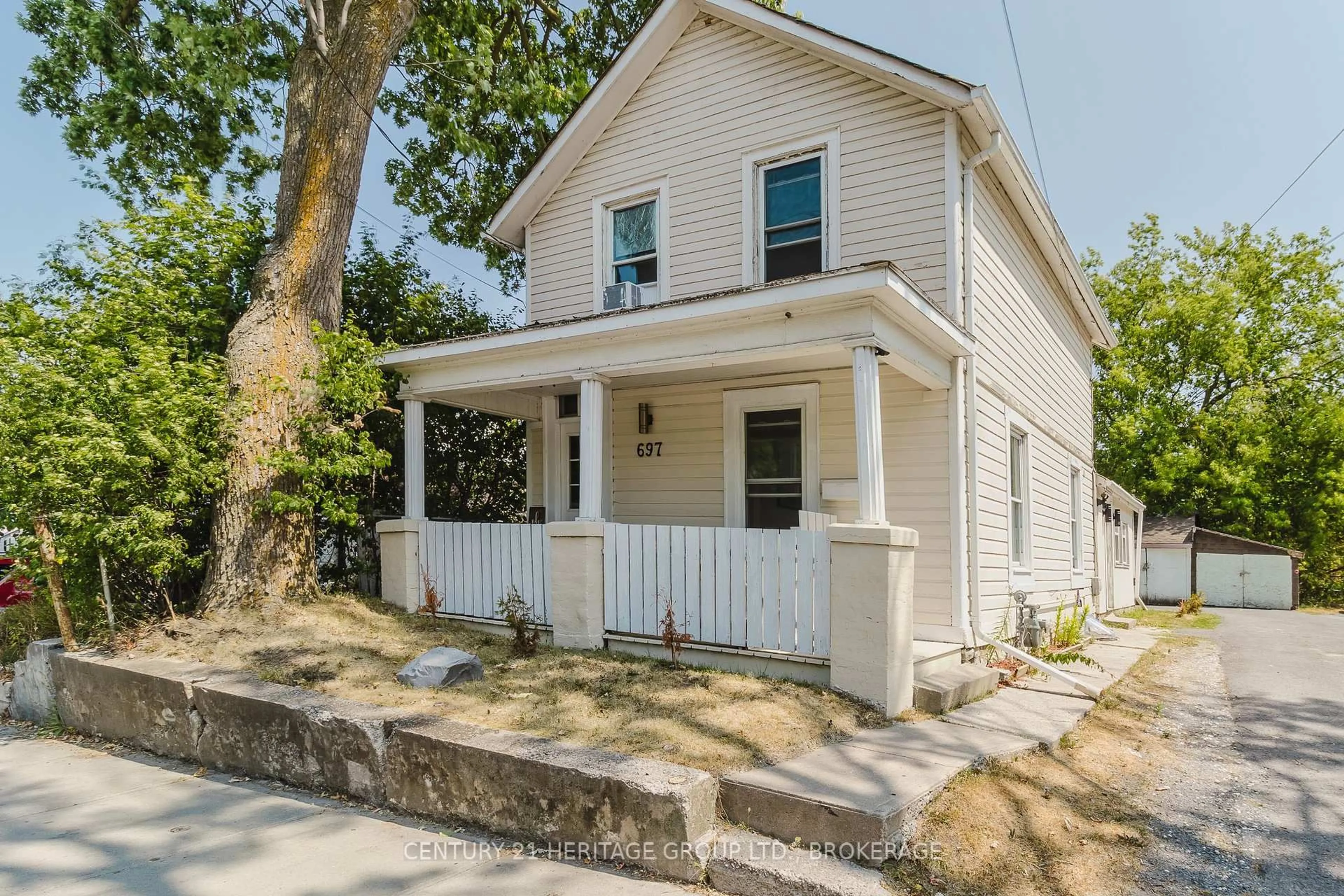 Home with vinyl exterior material, street for 697 Montreal St, Kingston Ontario K7K 3J3