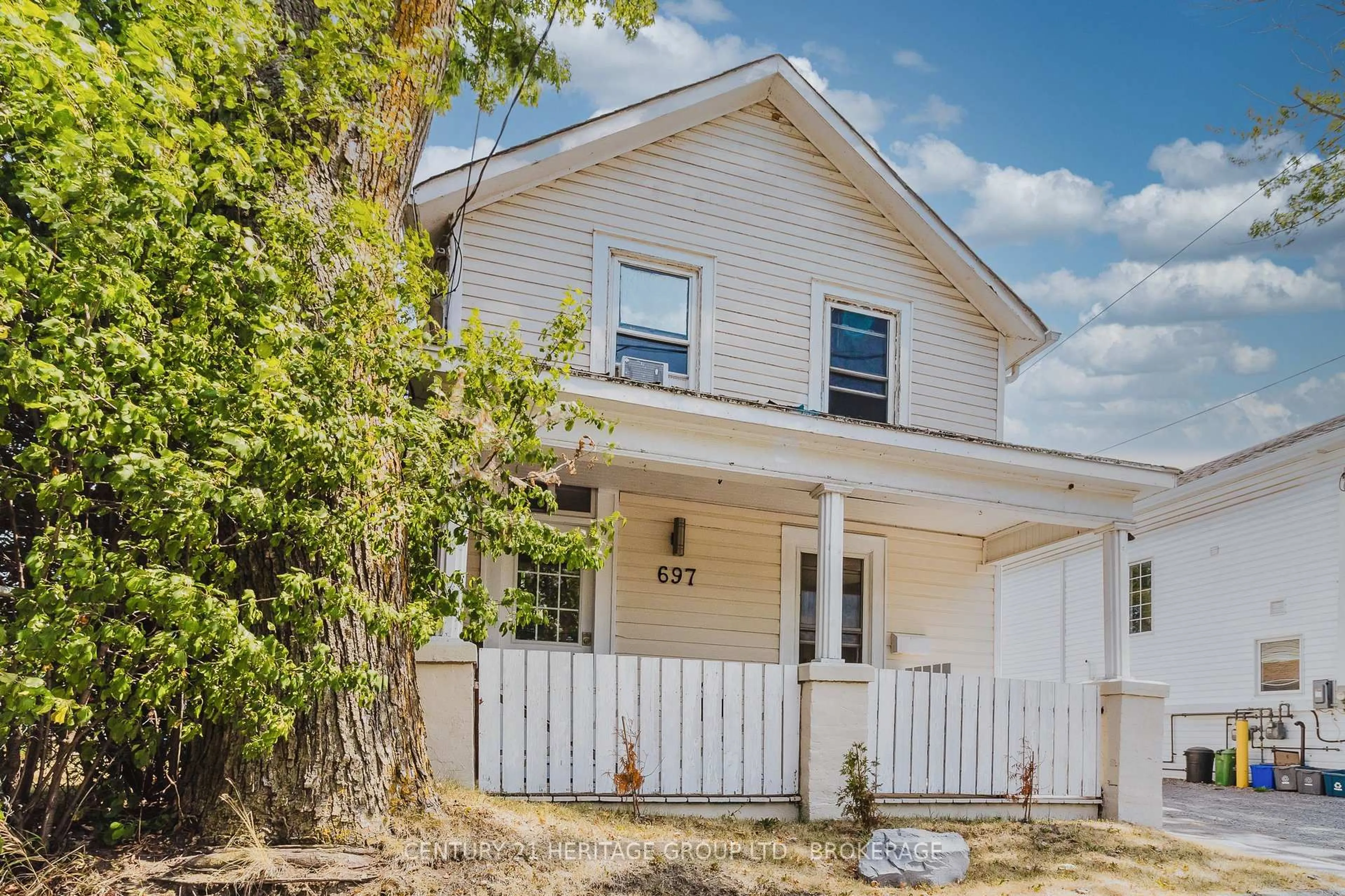 Home with vinyl exterior material, street for 697 Montreal St, Kingston Ontario K7K 3J3