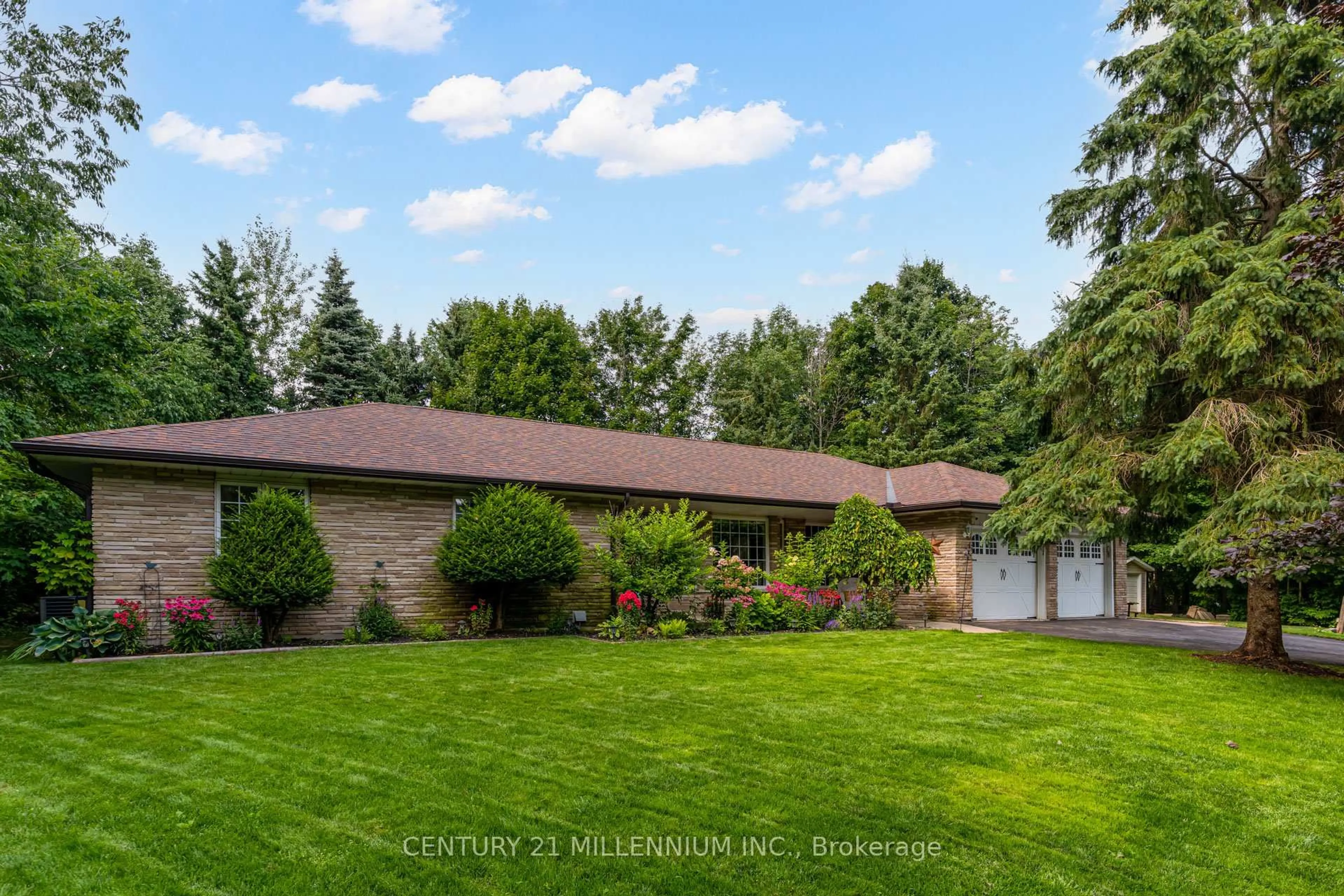 A pic from outside/outdoor area/front of a property/back of a property/a pic from drone, unknown for 101 Birch Grve, Shelburne Ontario L9W 2W3