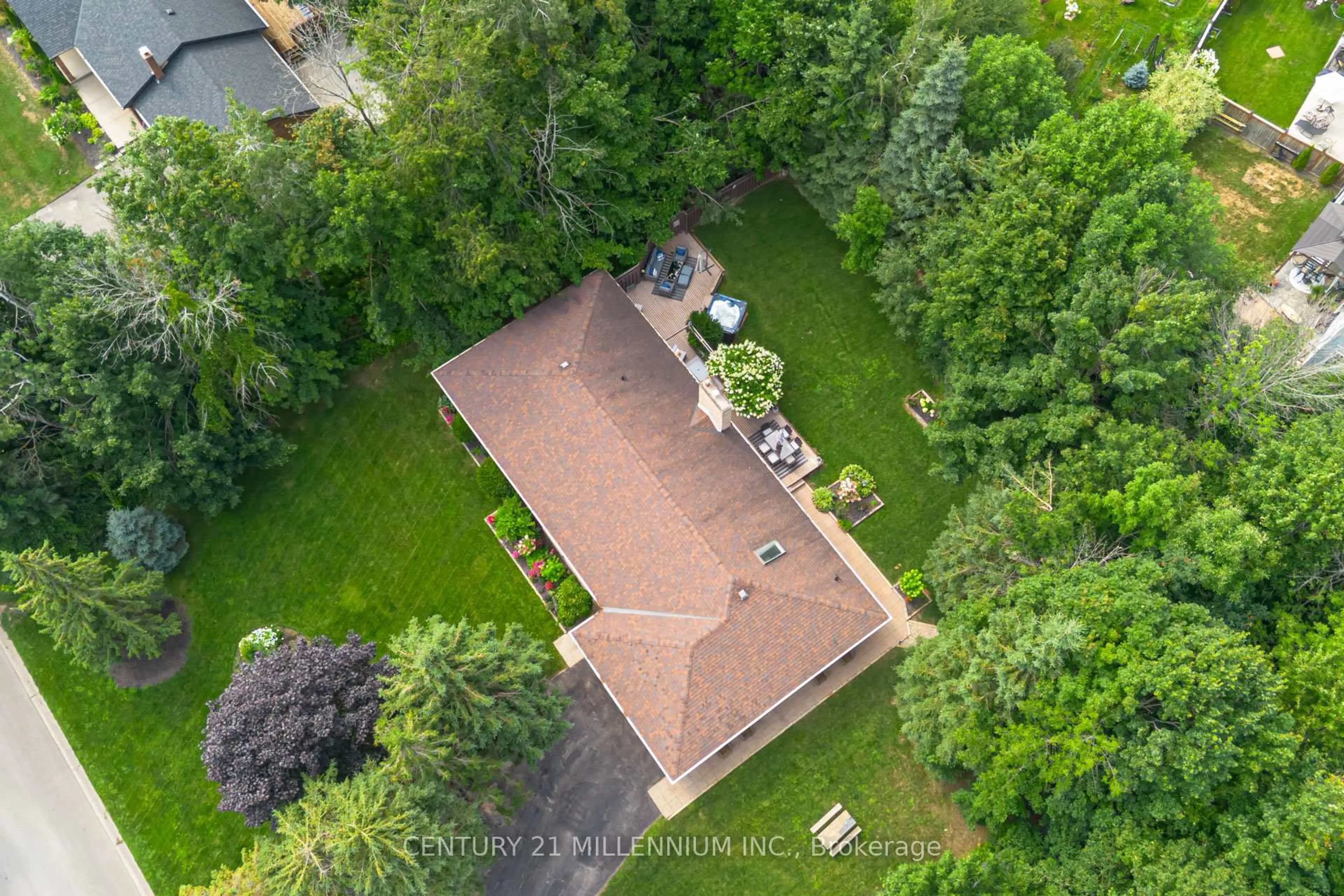 A pic from outside/outdoor area/front of a property/back of a property/a pic from drone, unknown for 101 Birch Grve, Shelburne Ontario L9W 2W3