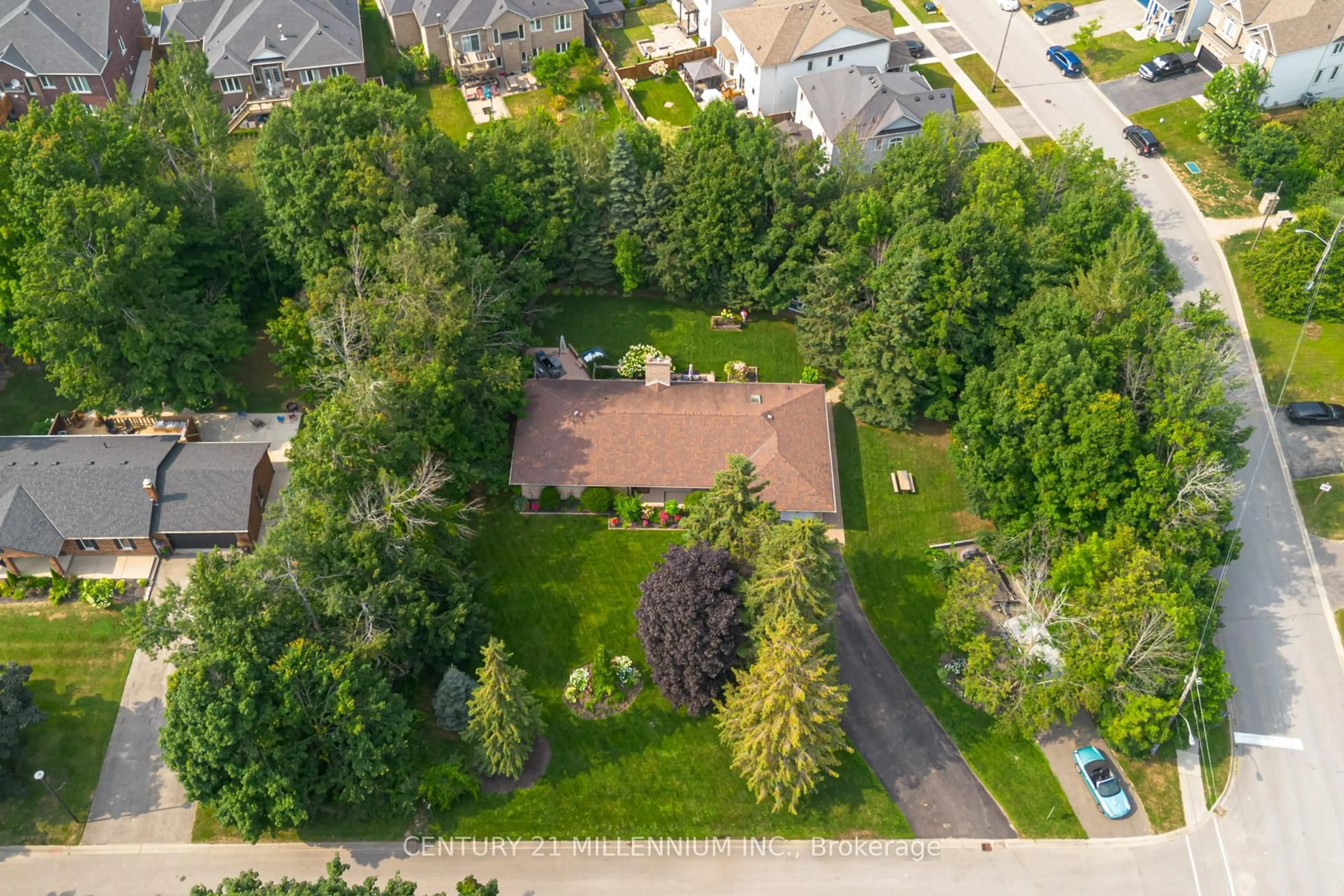 A pic from outside/outdoor area/front of a property/back of a property/a pic from drone, street for 101 Birch Grve, Shelburne Ontario L9W 2W3
