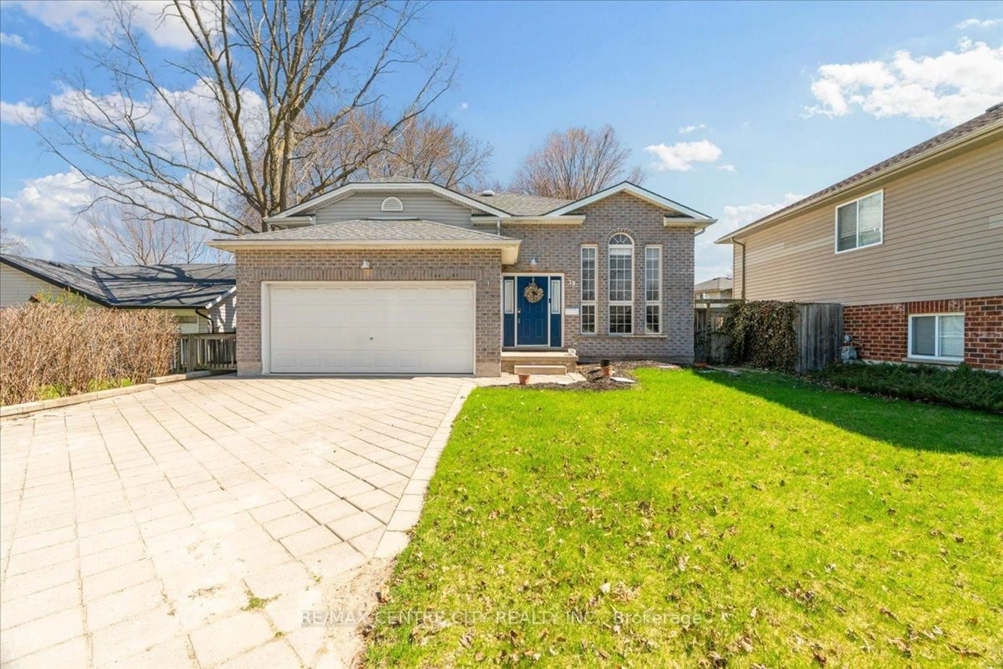 Home with vinyl exterior material, street for 19 Dell Dr, Strathroy-Caradoc Ontario N7G 1C6