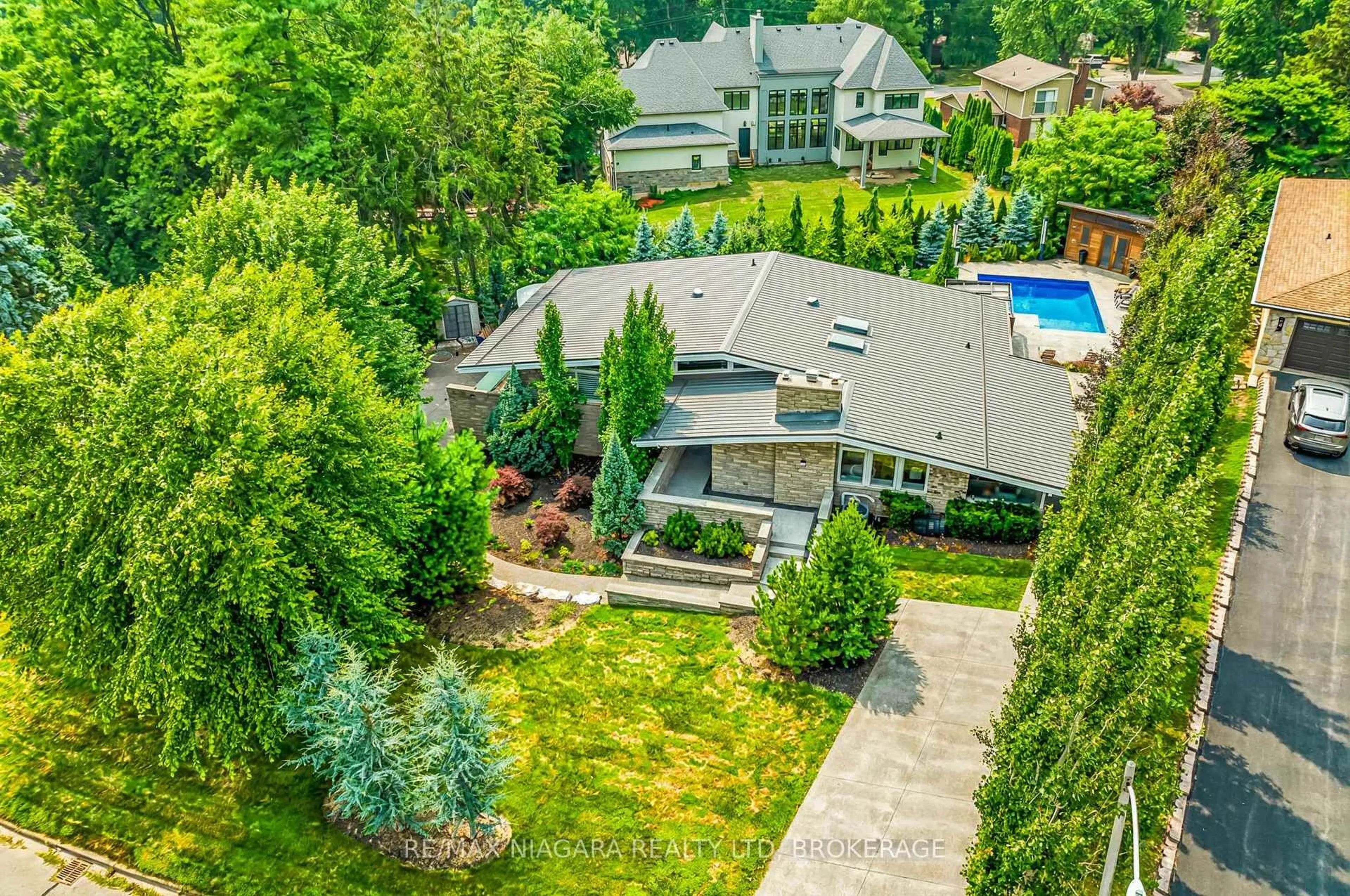 A pic from outside/outdoor area/front of a property/back of a property/a pic from drone, unknown for 2 Mallette Cres, Niagara-on-the-Lake Ontario L0S 1J0