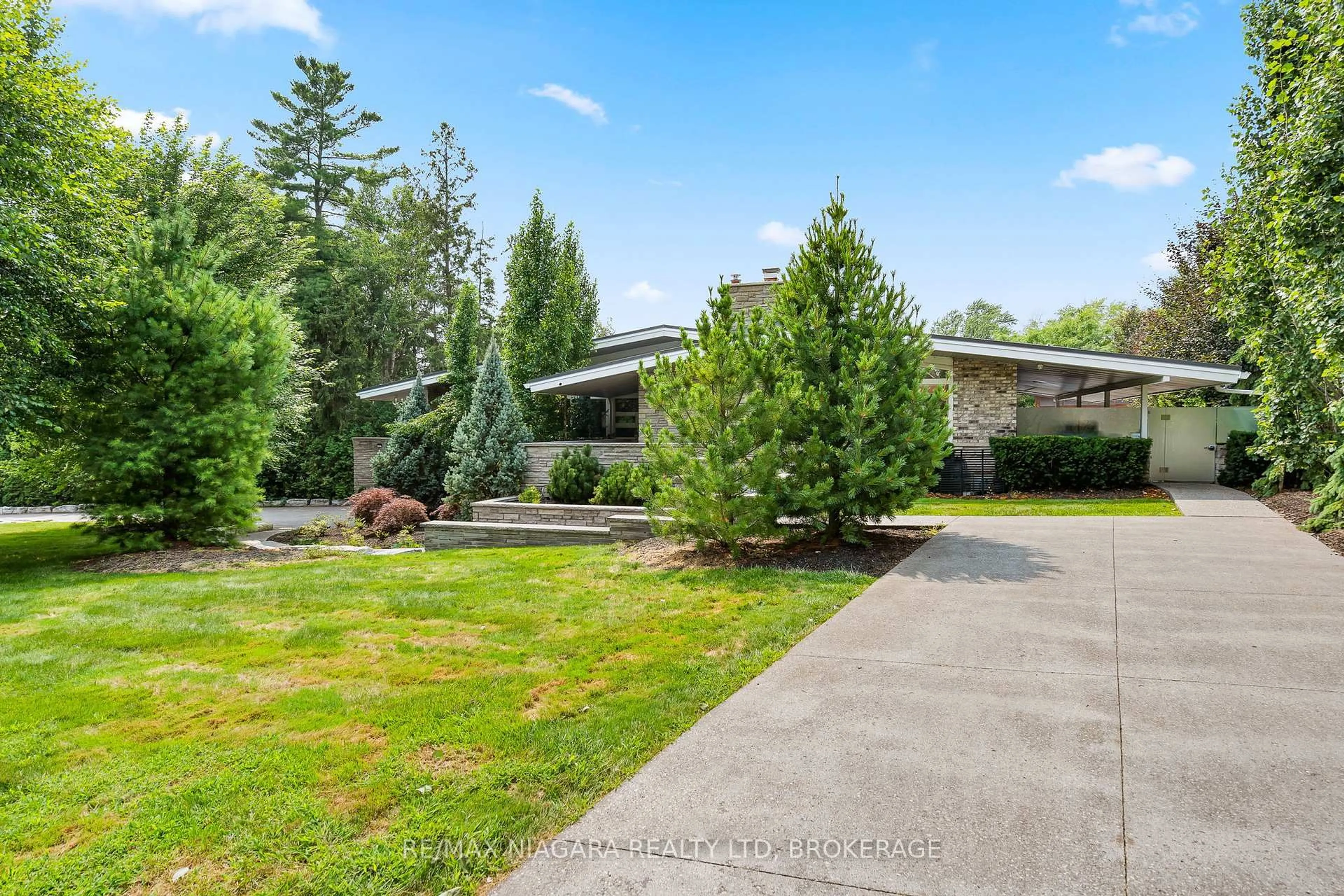 A pic from outside/outdoor area/front of a property/back of a property/a pic from drone, unknown for 2 Mallette Cres, Niagara-on-the-Lake Ontario L0S 1J0