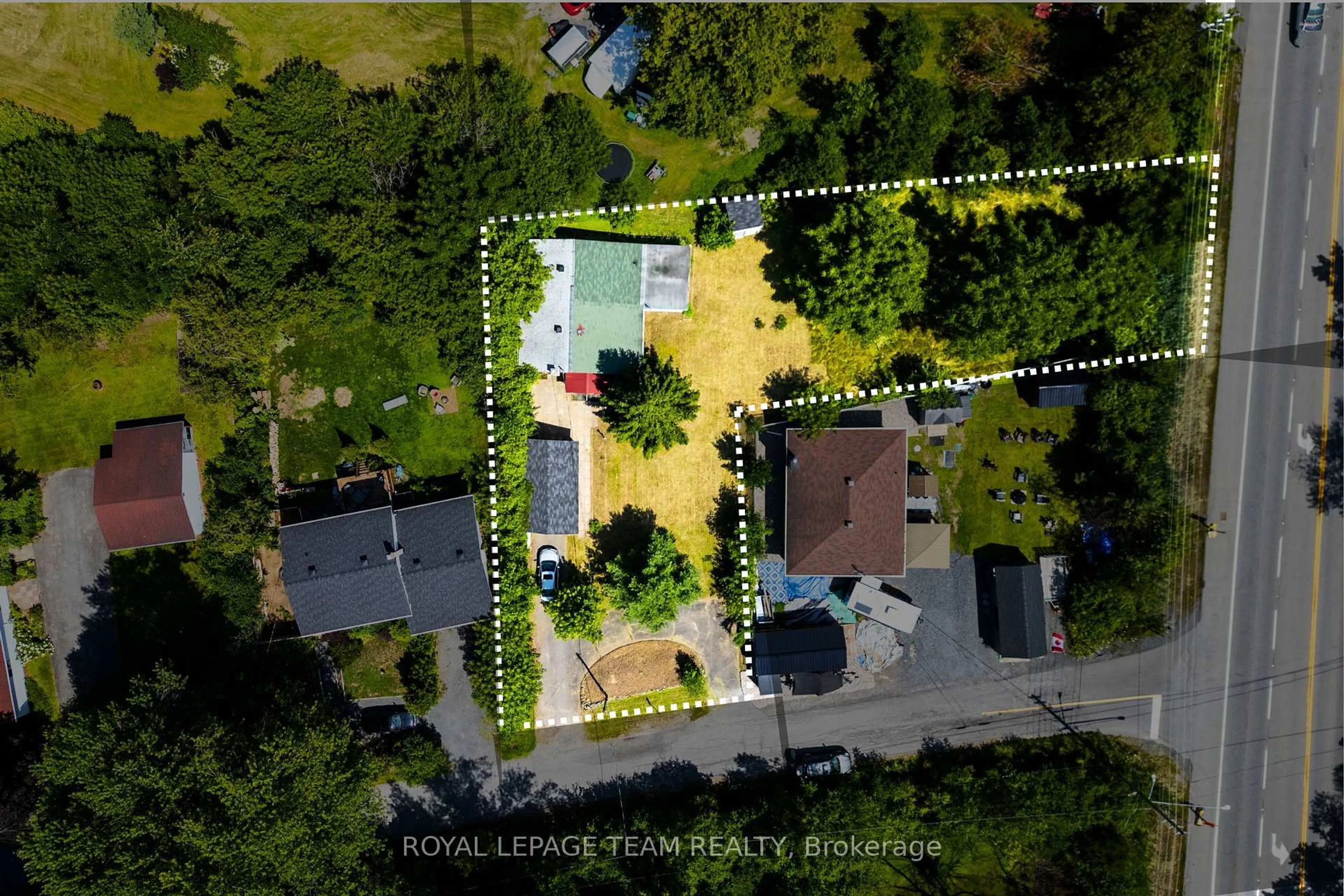 A pic from outside/outdoor area/front of a property/back of a property/a pic from drone, street for 967 West St, Ottawa Ontario K4C 1C6