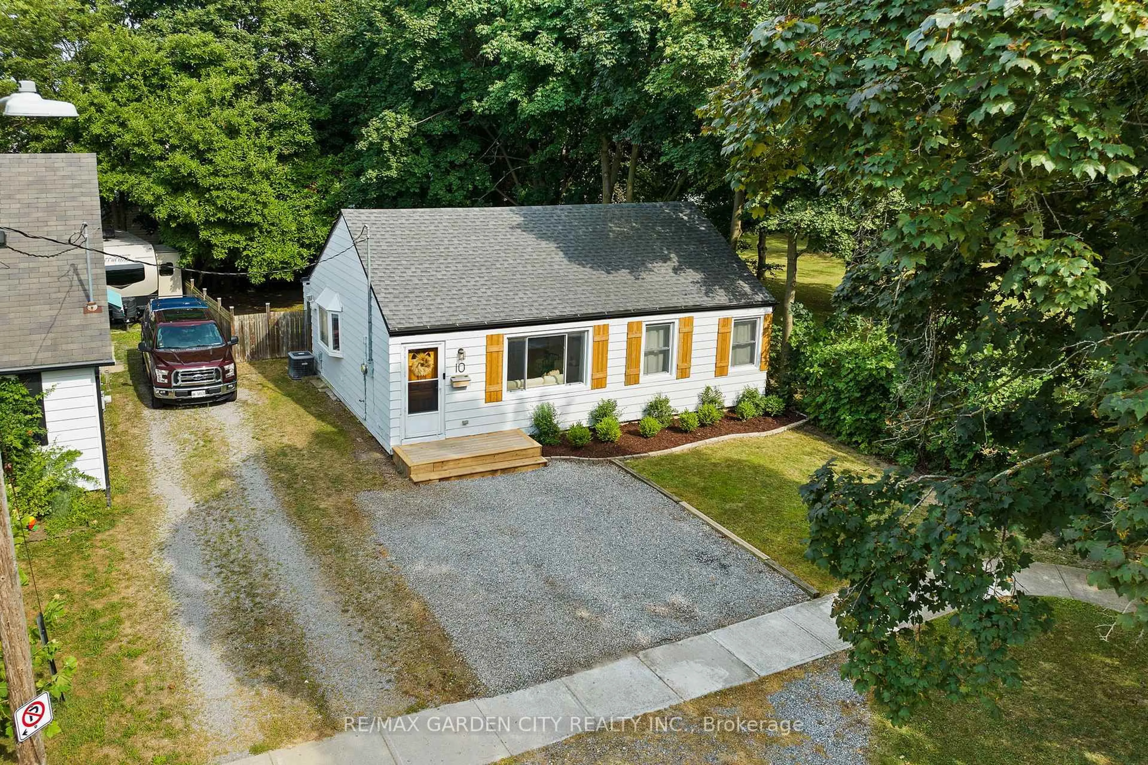 A pic from outside/outdoor area/front of a property/back of a property/a pic from drone, street for 10 Belfast Crt, St. Catharines Ontario L2R 1P4