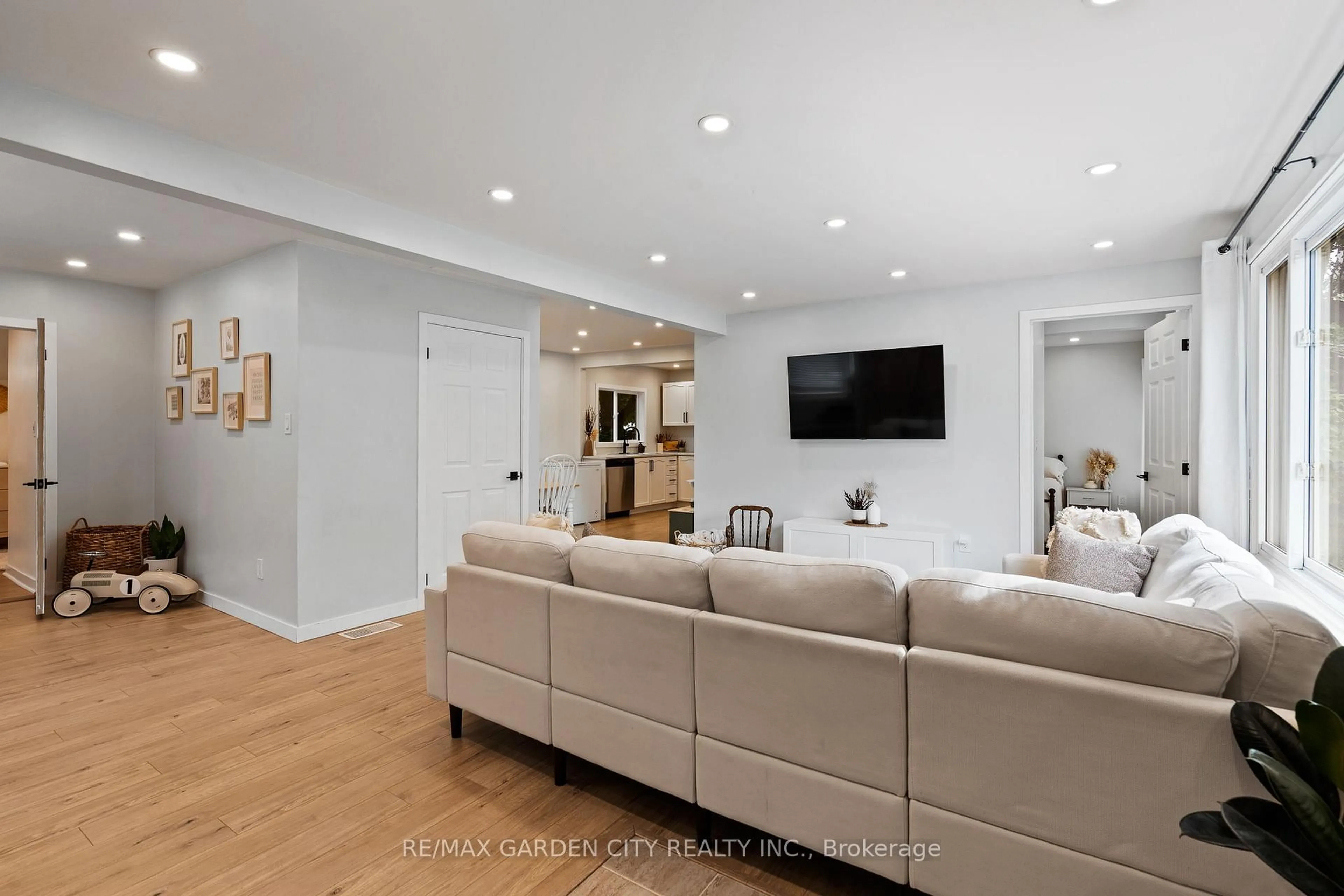Living room with furniture, unknown for 10 Belfast Crt, St. Catharines Ontario L2R 1P4