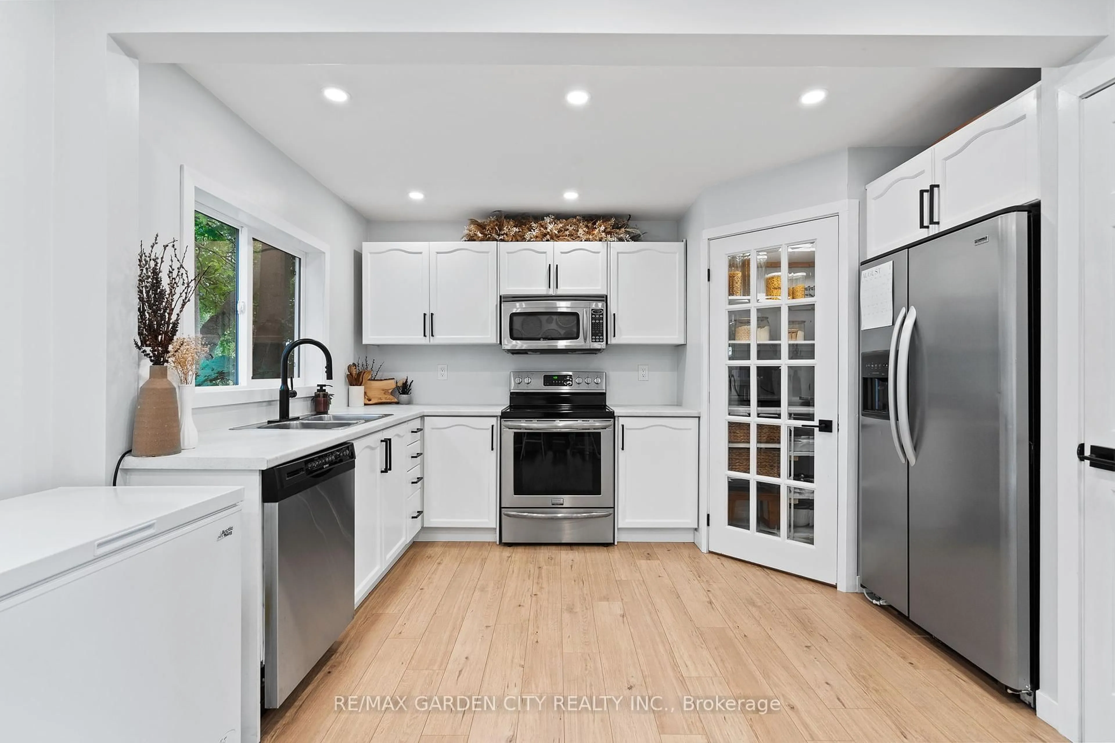 Open concept kitchen, ceramic/tile floor for 10 Belfast Crt, St. Catharines Ontario L2R 1P4