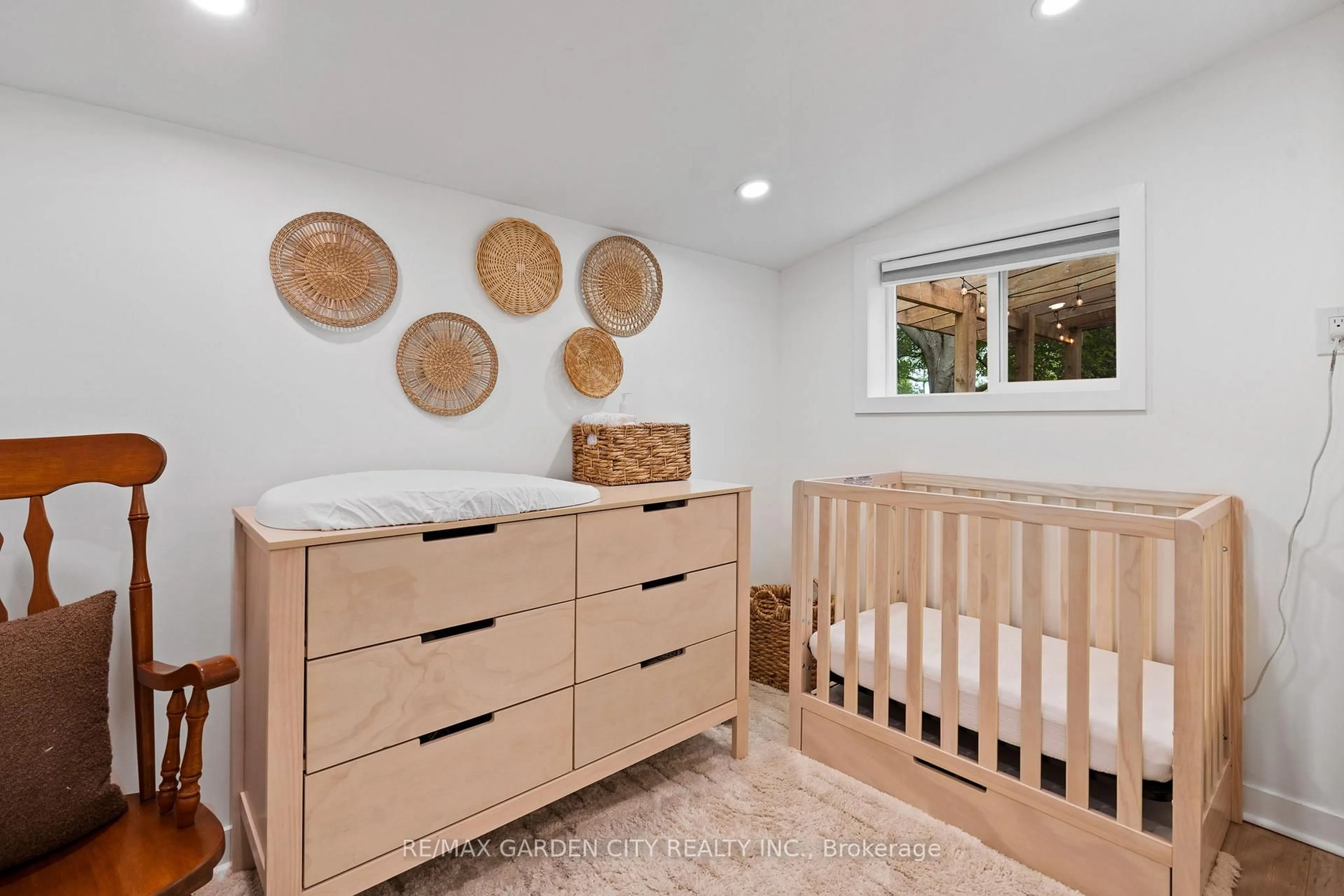 Contemporary bathroom, unknown for 10 Belfast Crt, St. Catharines Ontario L2R 1P4