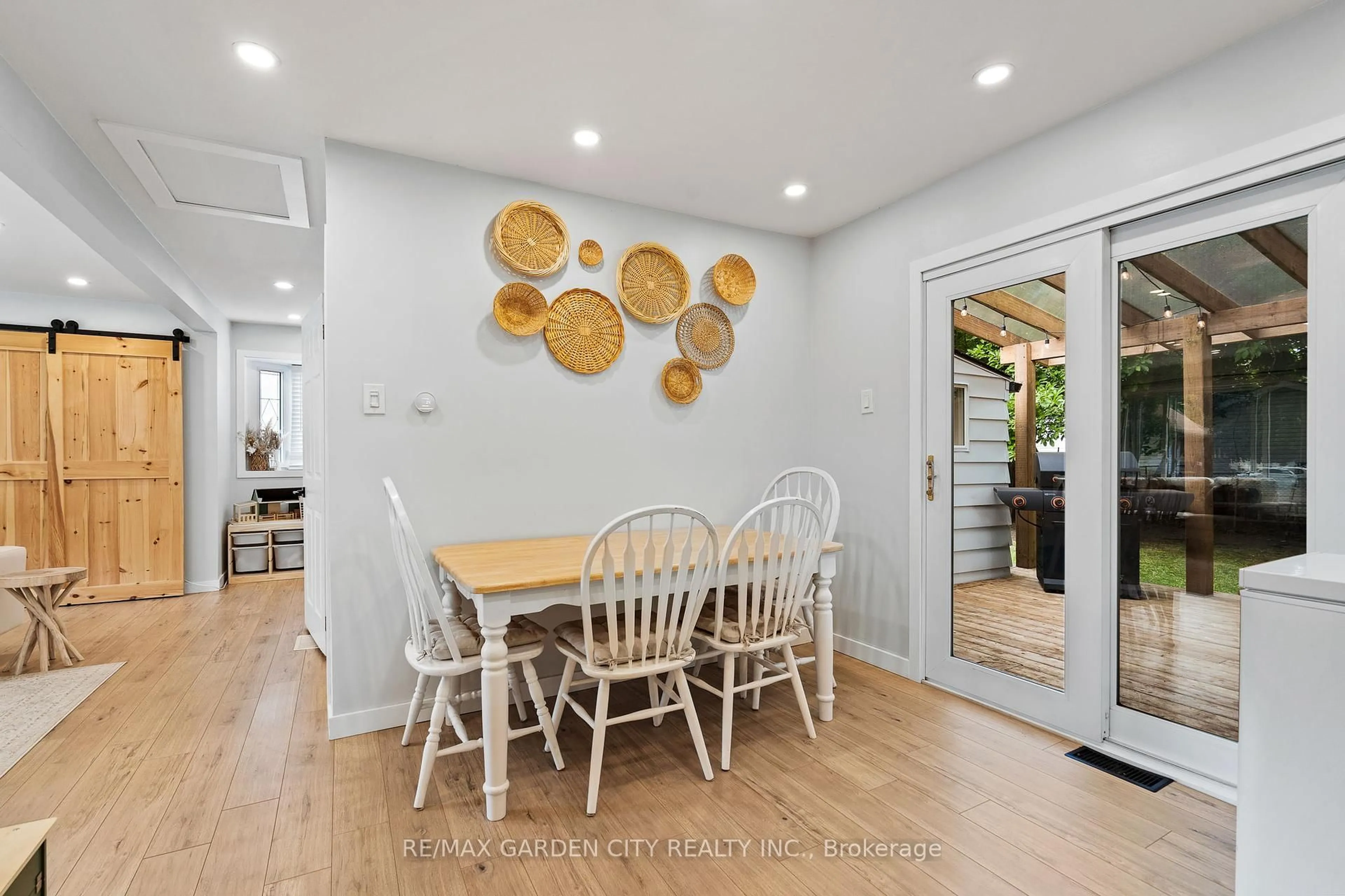 Dining room, unknown for 10 Belfast Crt, St. Catharines Ontario L2R 1P4
