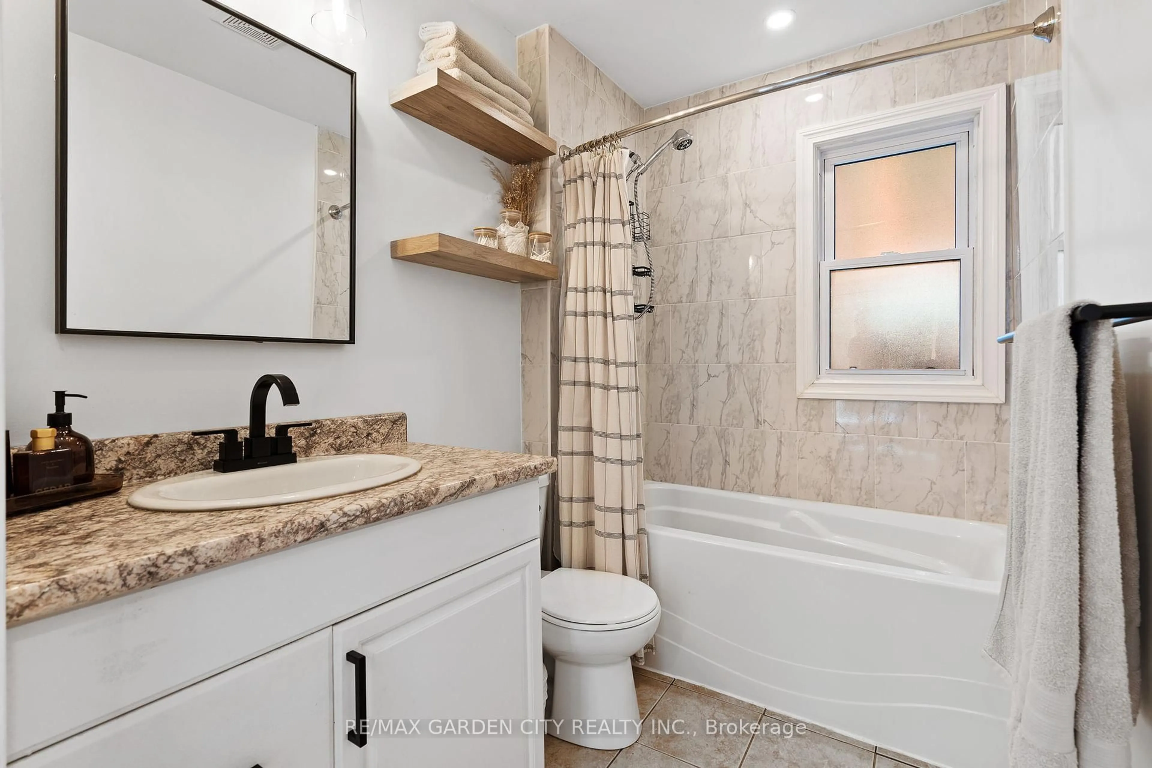 Standard bathroom, ceramic/tile floor for 10 Belfast Crt, St. Catharines Ontario L2R 1P4