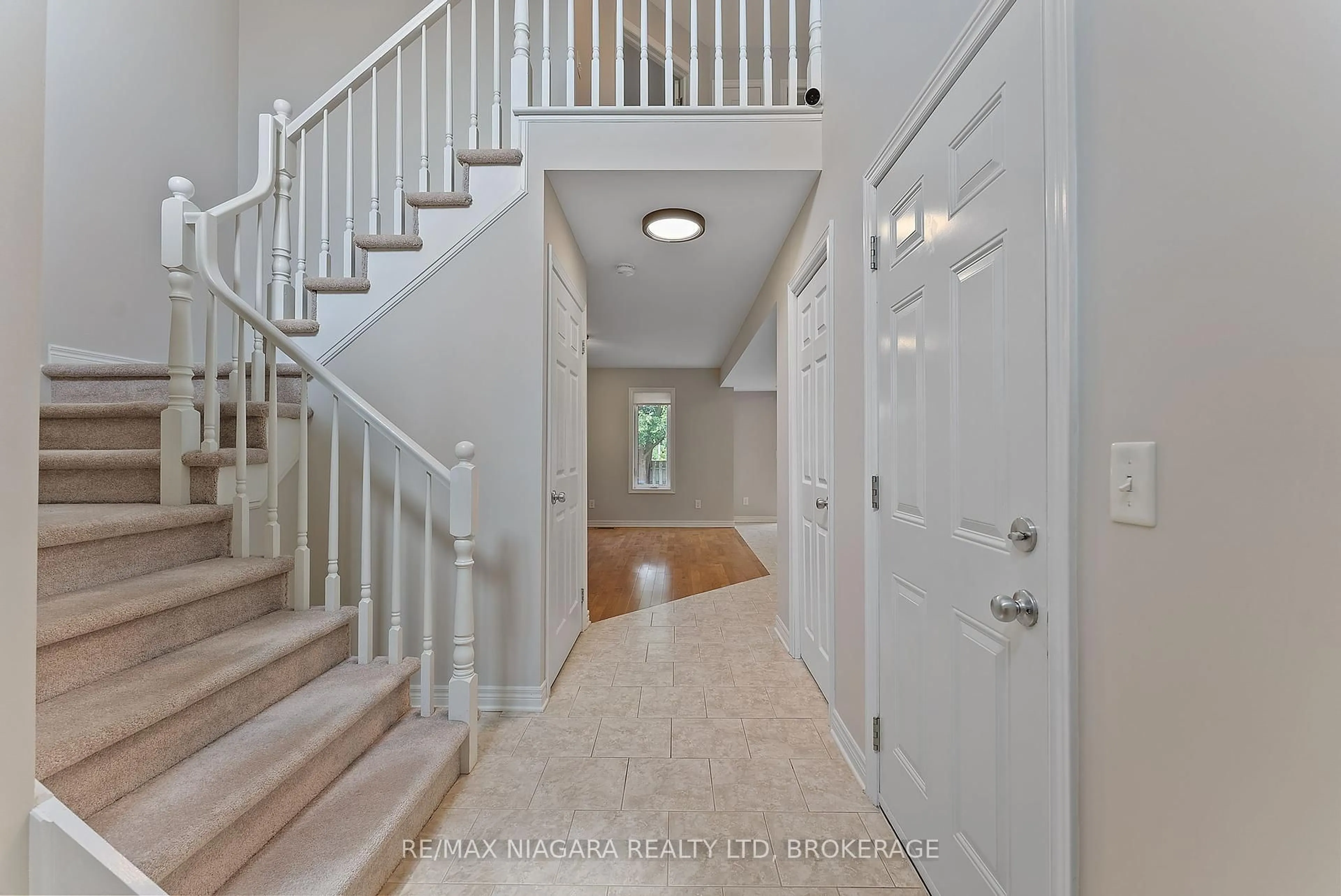 Indoor entryway for 5 Keswick St, St. Catharines Ontario L2P 1L8
