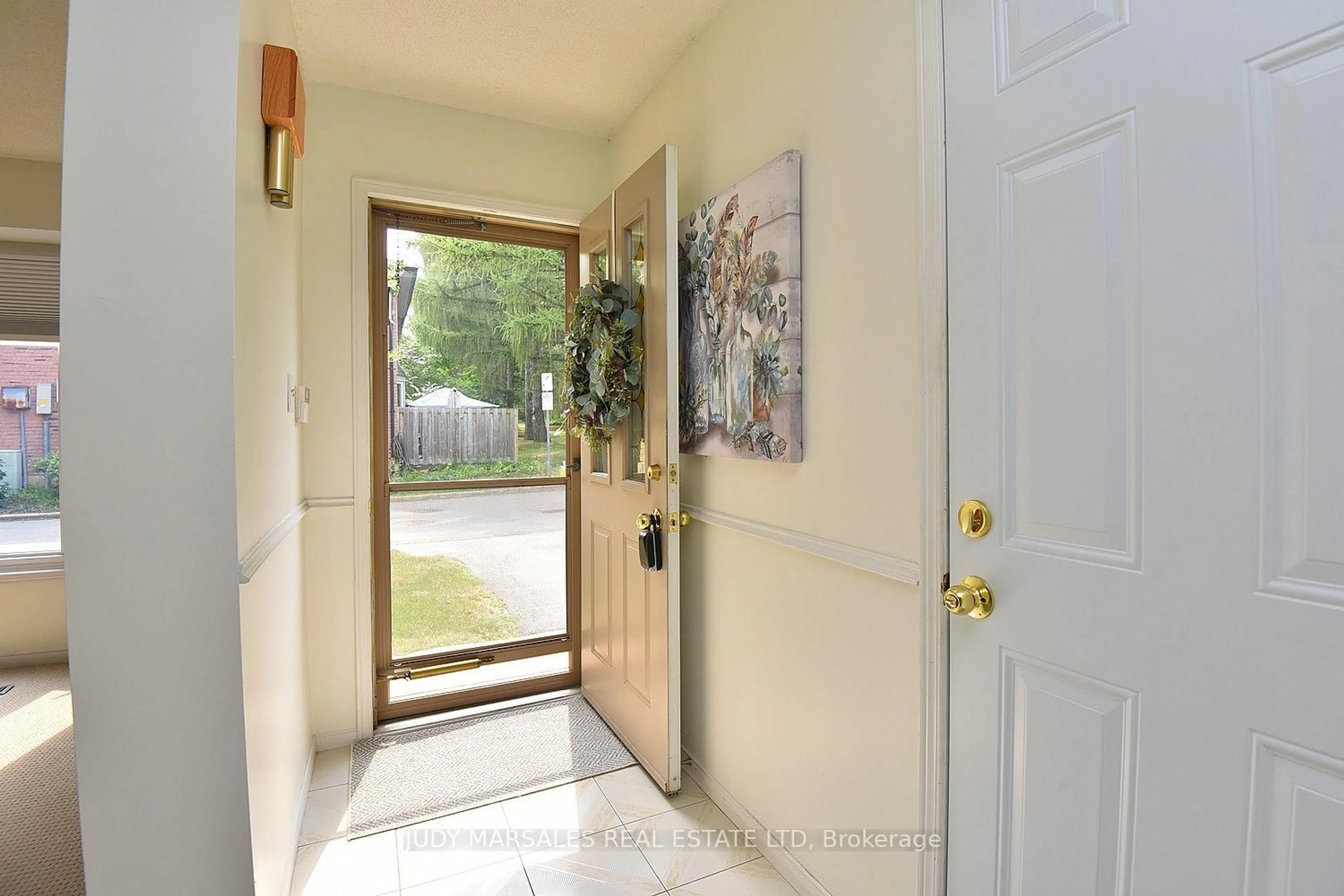 Indoor entryway for 644 Upper Paradise Rd #20, Hamilton Ontario L9C 7K8