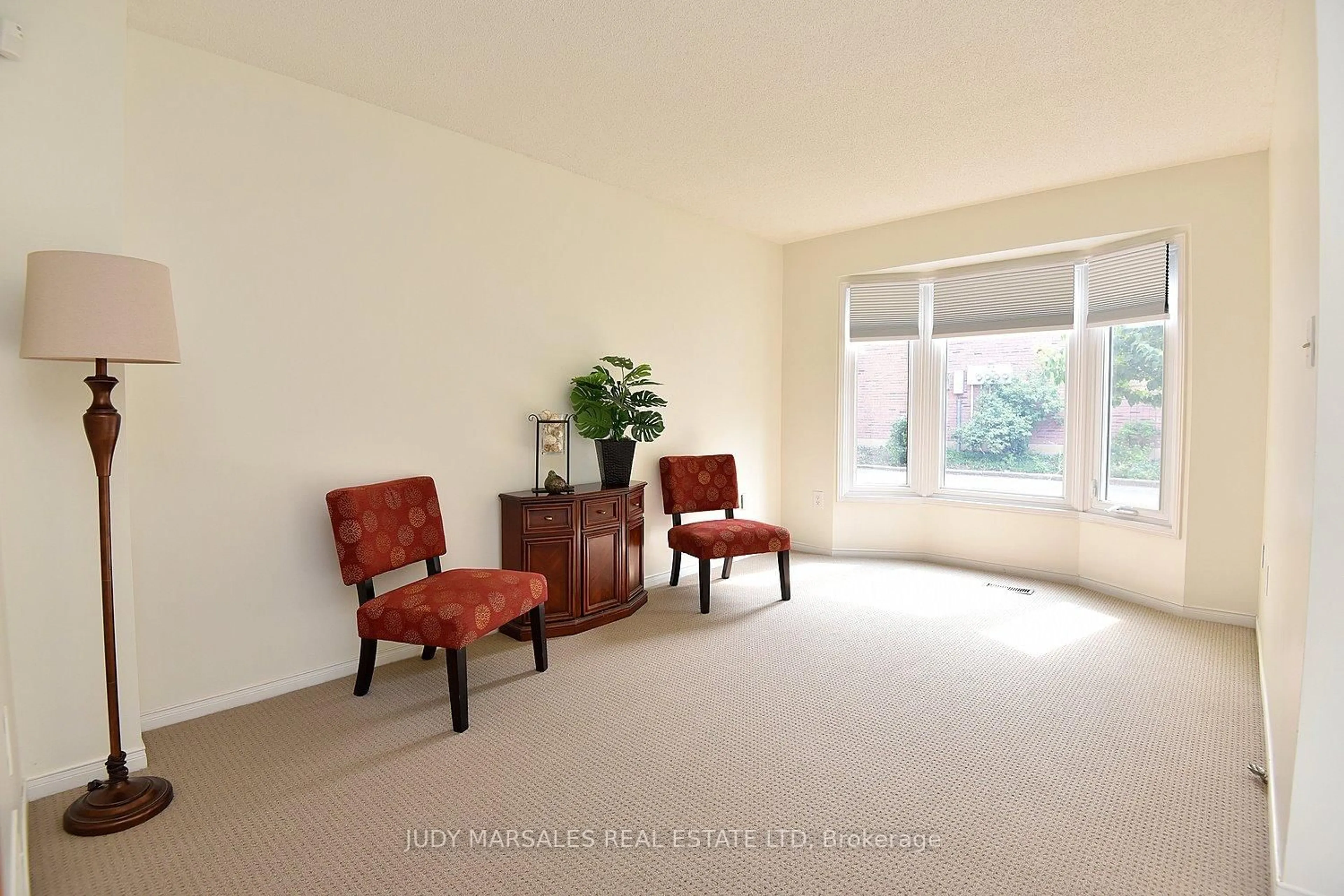 Living room with furniture, carpet floor for 644 Upper Paradise Rd #20, Hamilton Ontario L9C 7K8