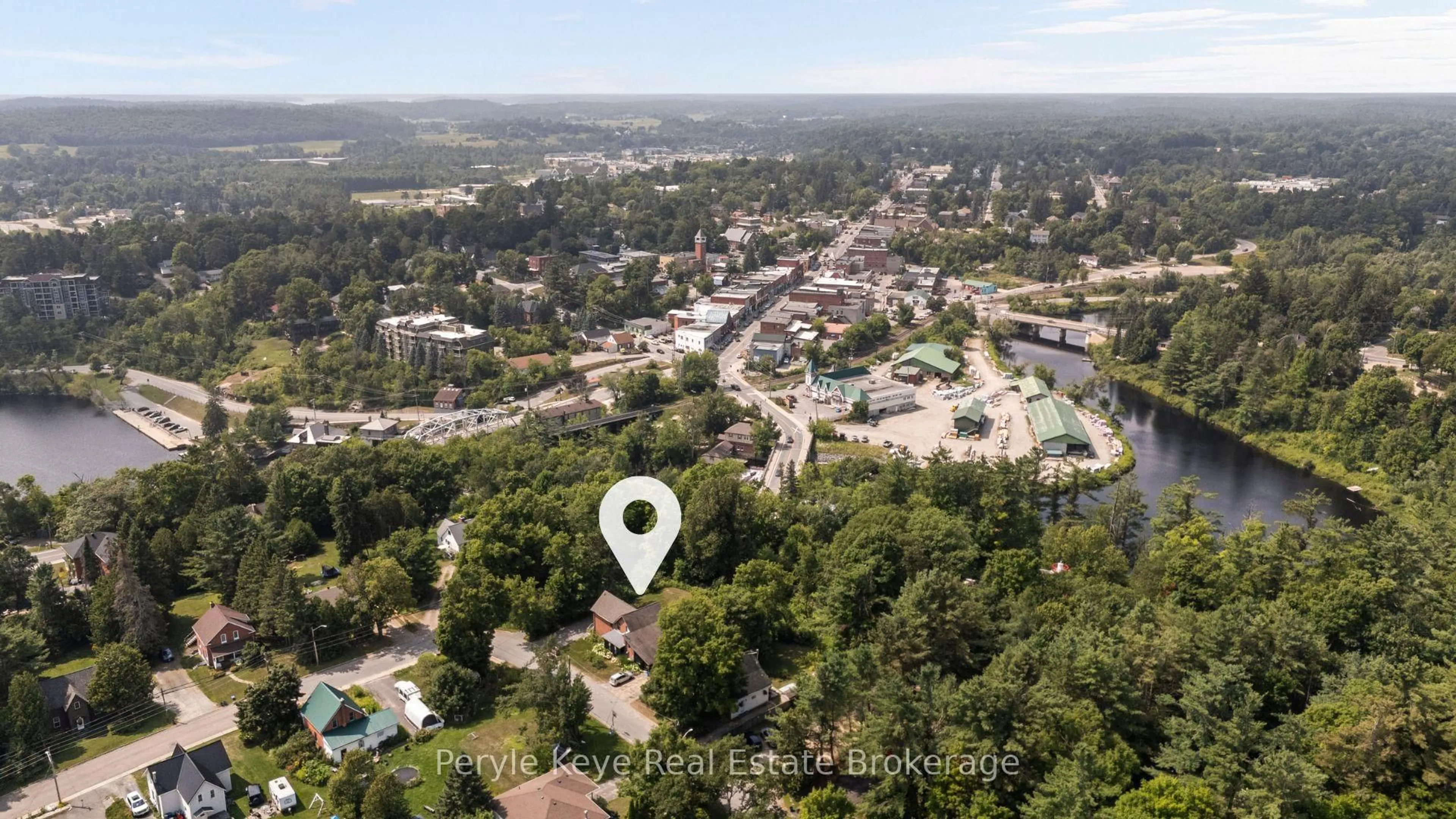 A pic from outside/outdoor area/front of a property/back of a property/a pic from drone, unknown for 9 King St, Bracebridge Ontario P1L 1H4