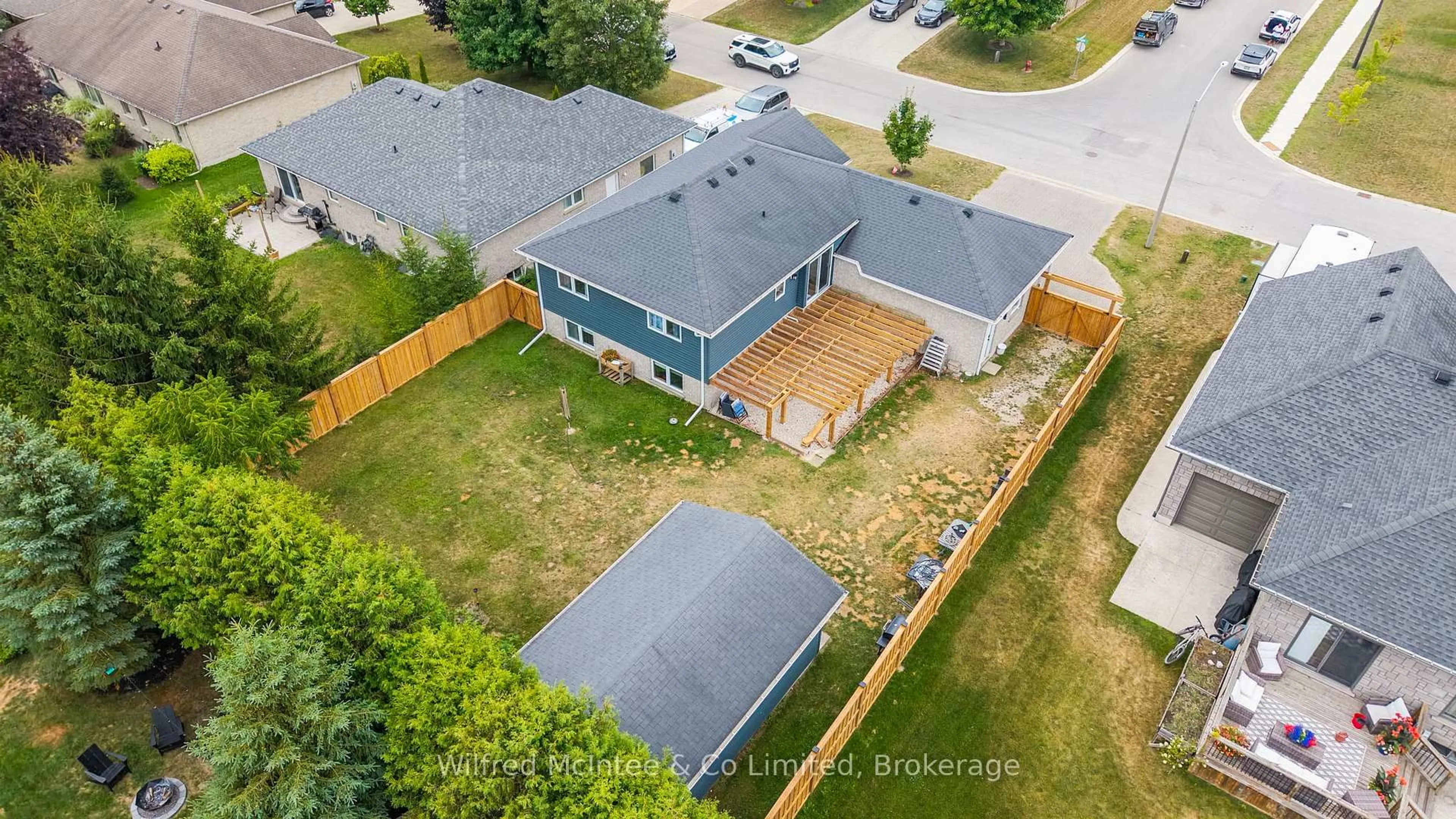 A pic from outside/outdoor area/front of a property/back of a property/a pic from drone, street for 362 Westwood Dr, Brockton Ontario N0G 2V0