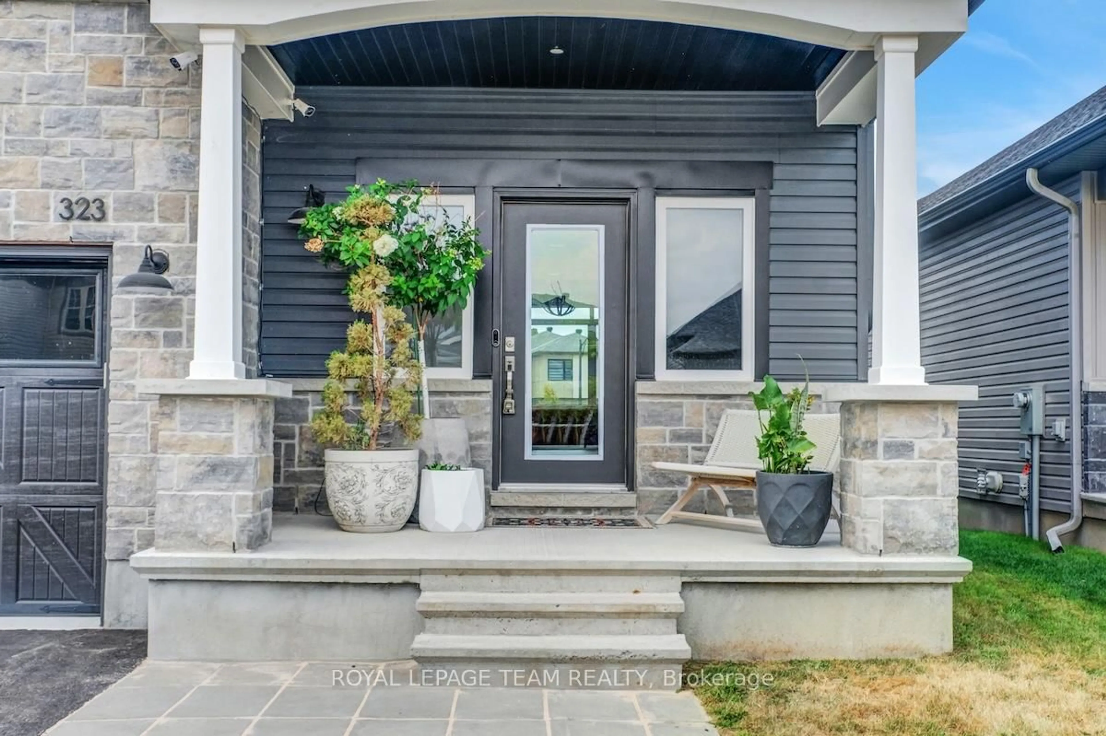 Indoor entryway for 323 Spreadwing Way, Ottawa Ontario K1X 0J5