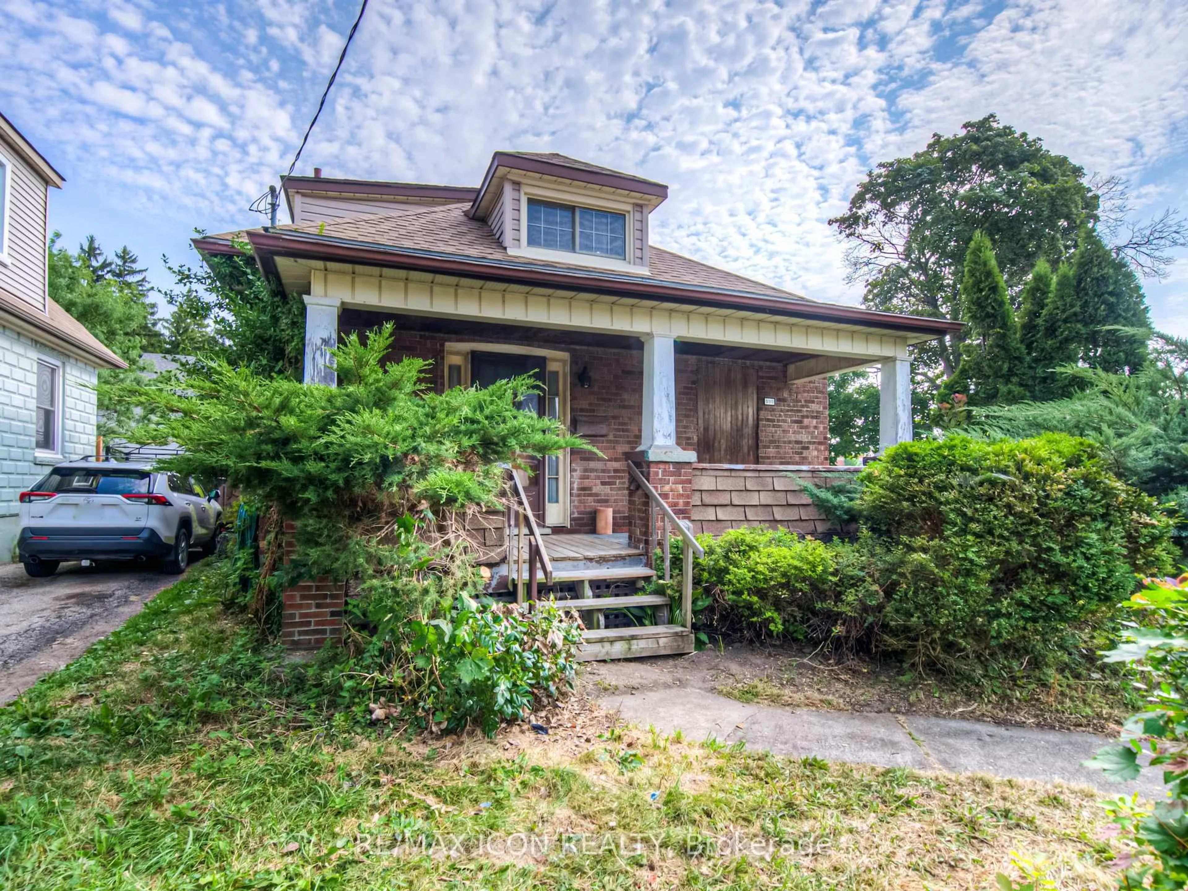 A pic from outside/outdoor area/front of a property/back of a property/a pic from drone, street for 999 Vine St, Cambridge Ontario N3H 2Z7