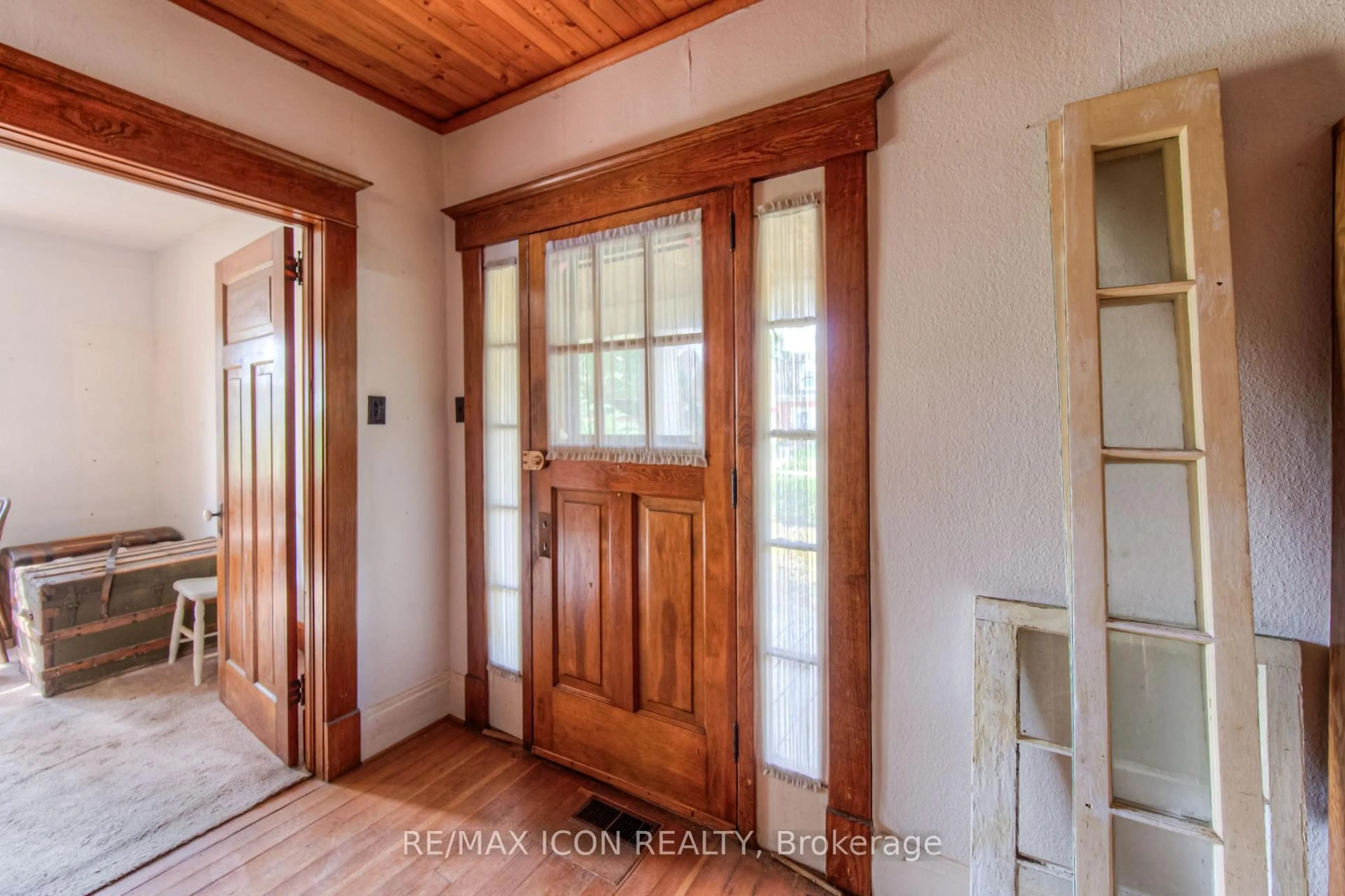 Indoor entryway for 999 Vine St, Cambridge Ontario N3H 2Z7