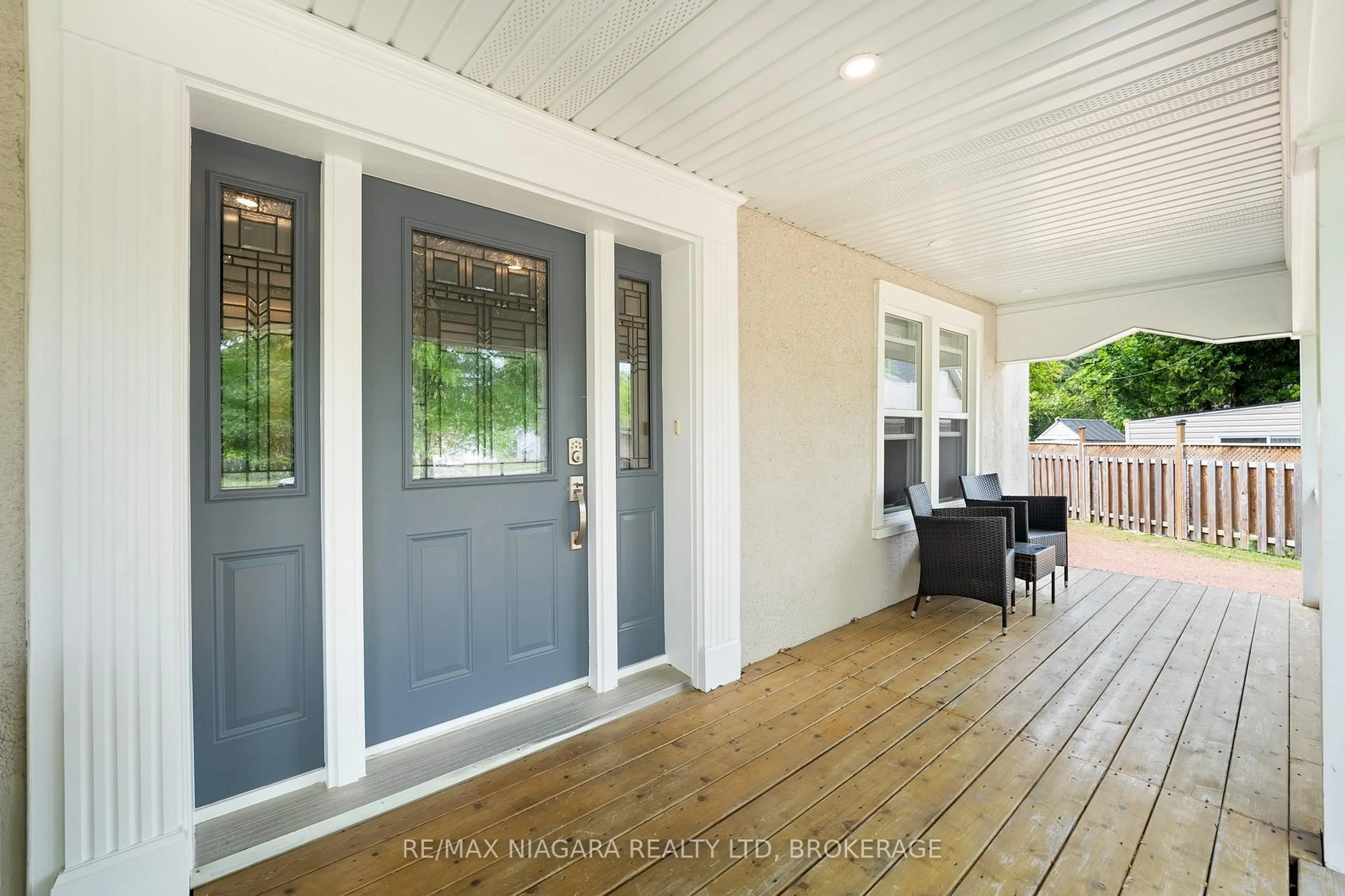 Indoor entryway for 2969-2971 Portage Rd, Niagara Falls Ontario L2J 2J6