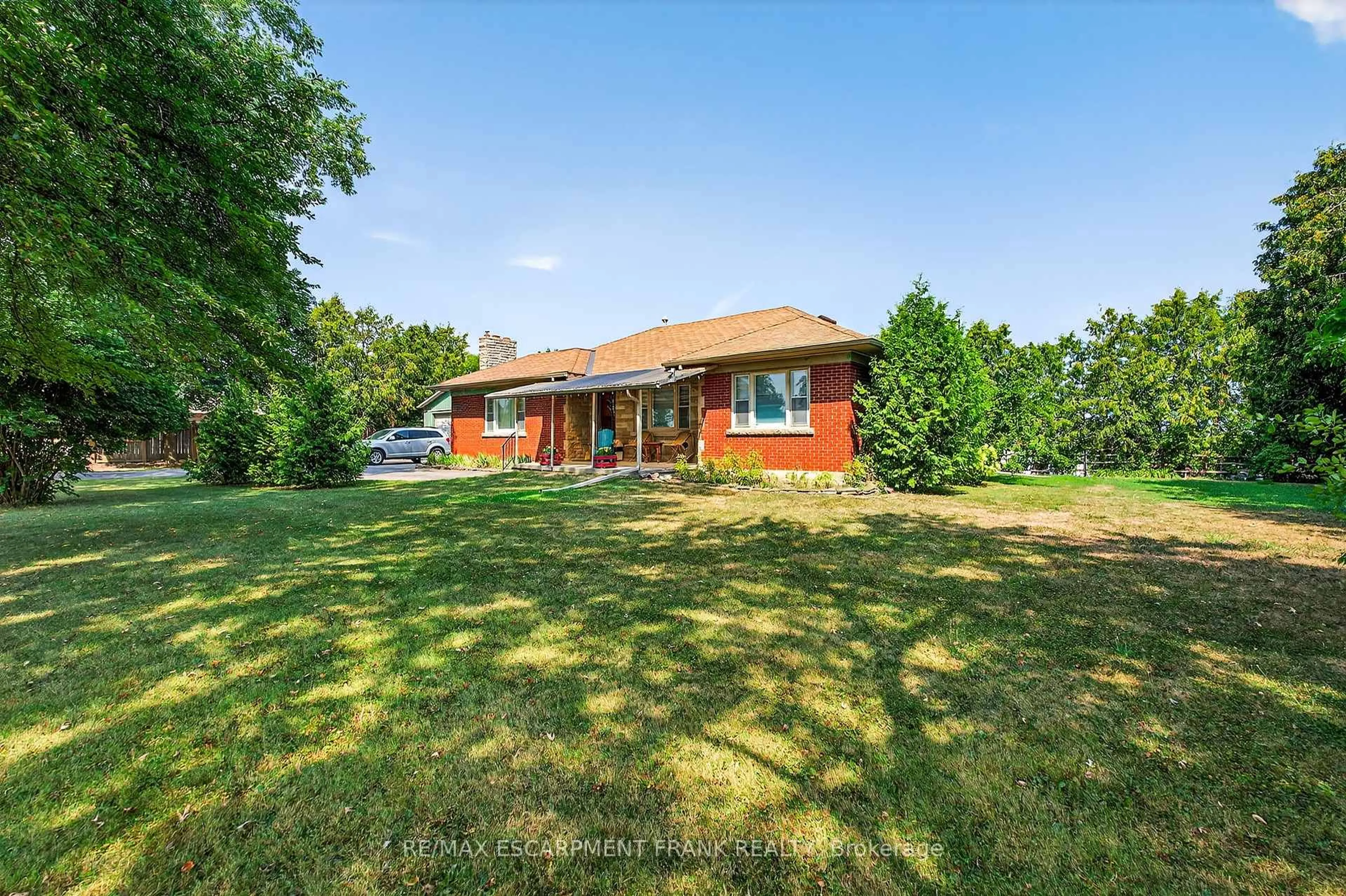 A pic from outside/outdoor area/front of a property/back of a property/a pic from drone, building for 1300 Colborne St, Brantford Ontario N3T 5M1