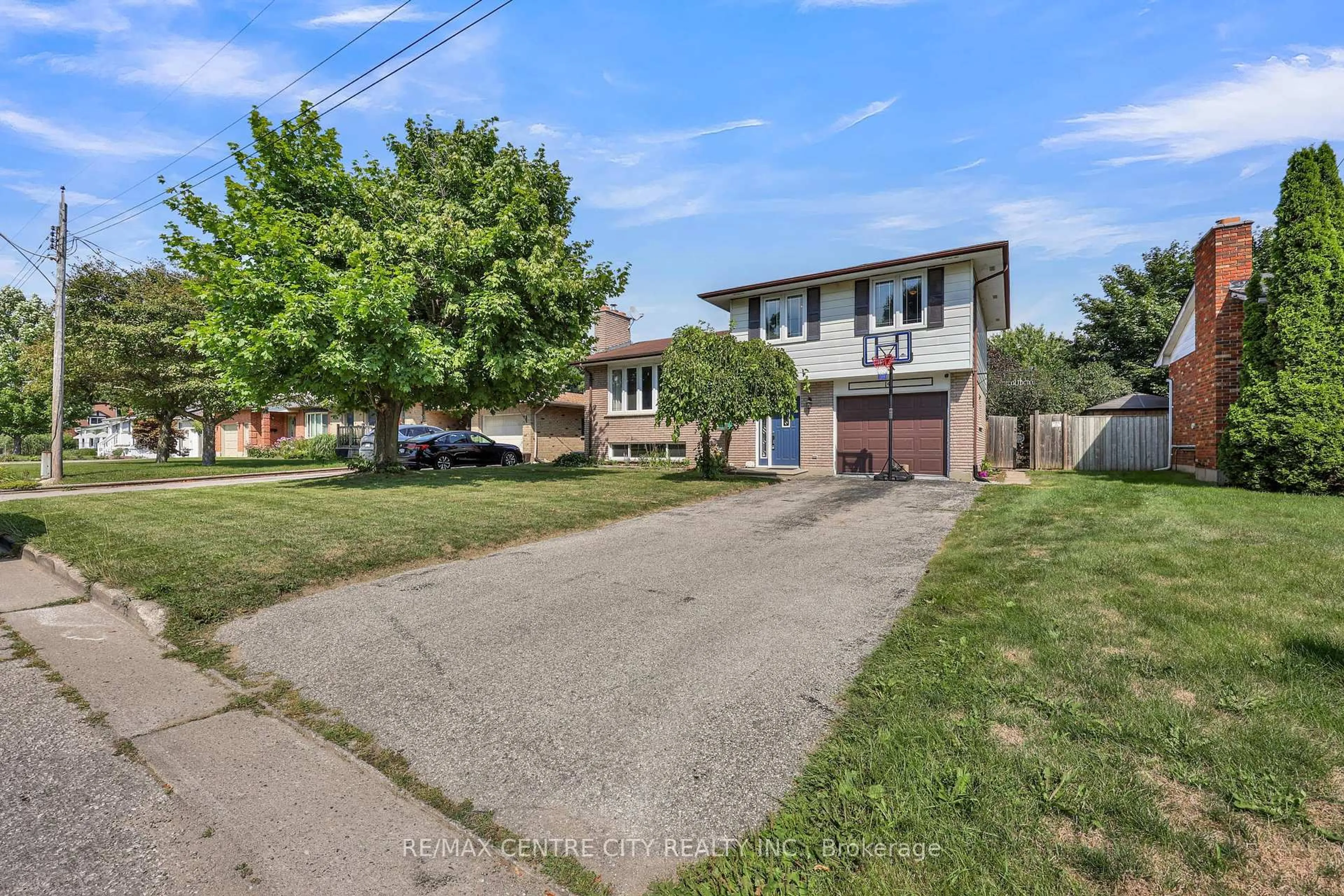 A pic from outside/outdoor area/front of a property/back of a property/a pic from drone, street for 141 St Andrew St, Aylmer Ontario N5H 2N2