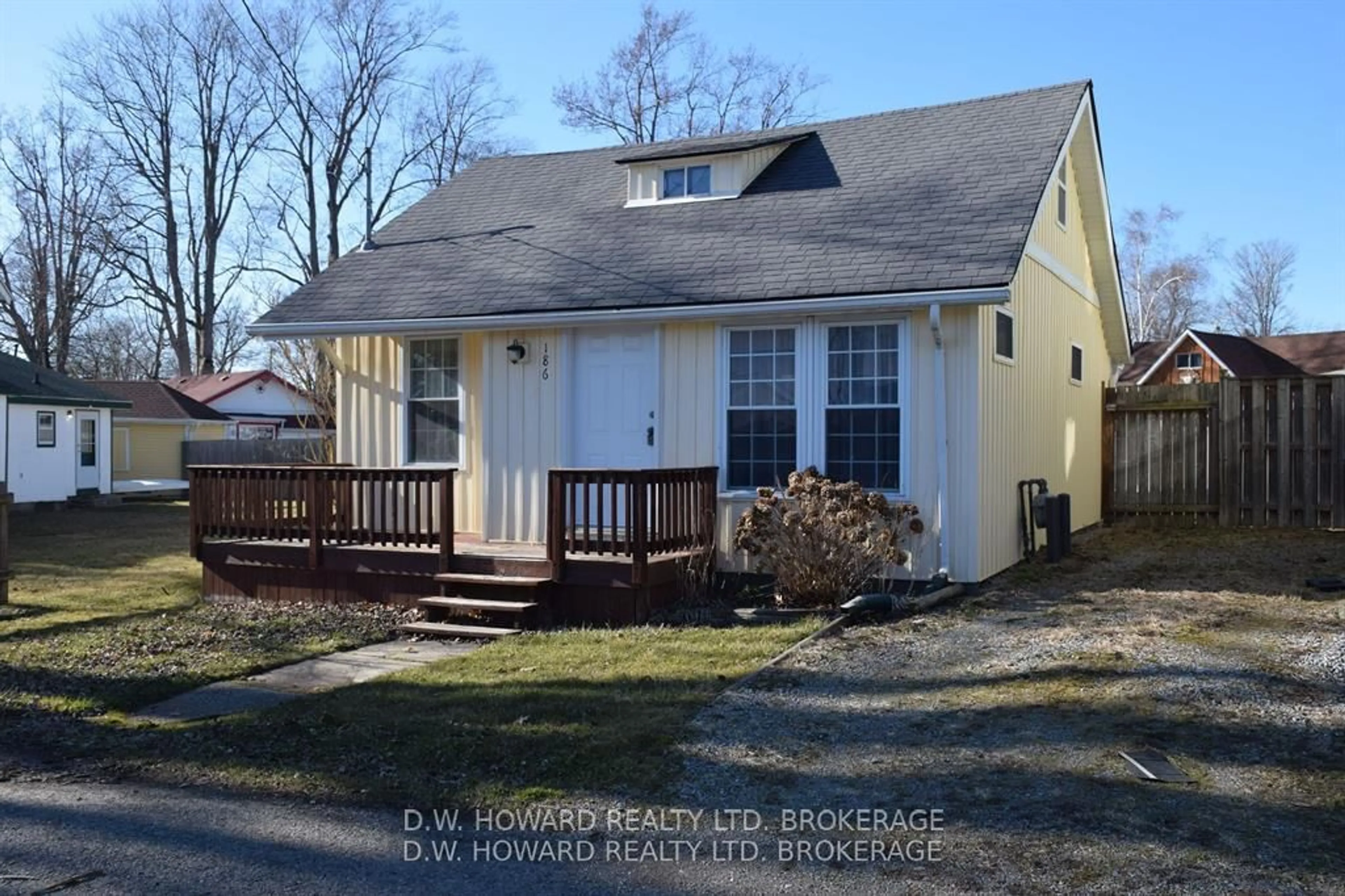 Home with vinyl exterior material, street for 186 Loomis Cres, Fort Erie Ontario L0S 1B0