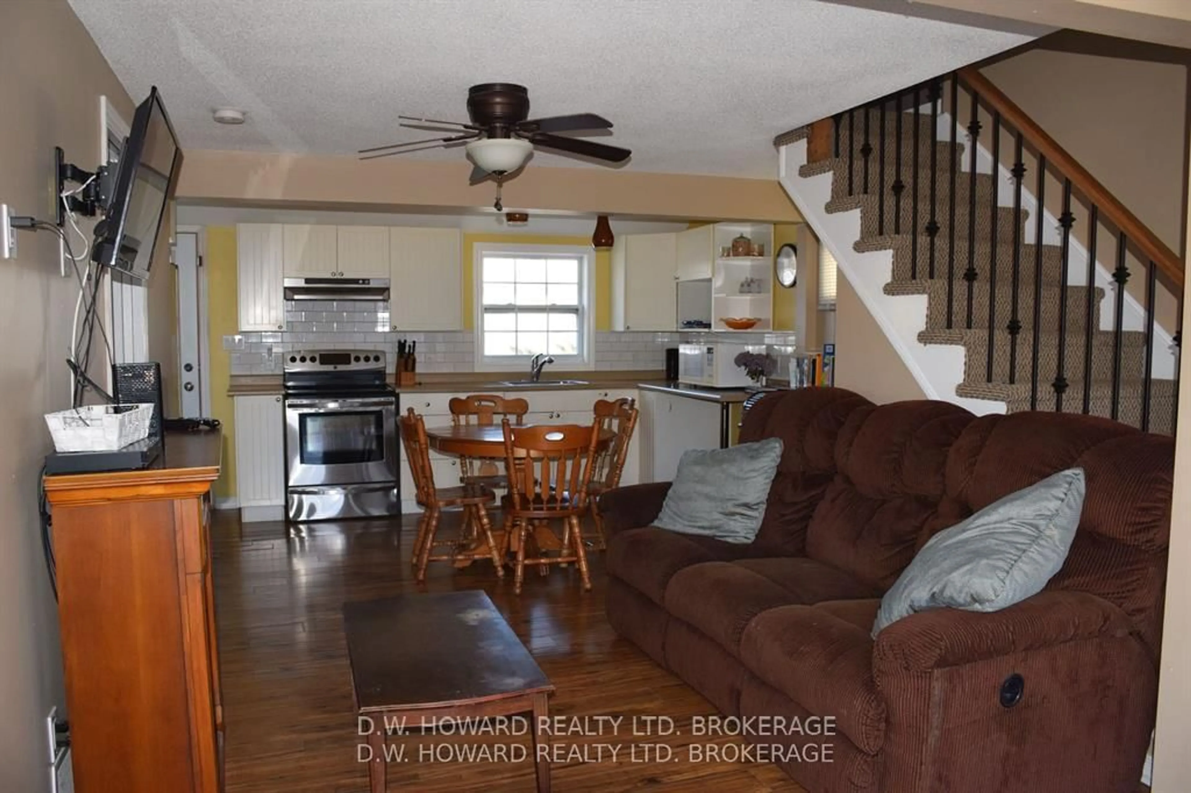 Living room with furniture, ceramic/tile floor for 186 Loomis Cres, Fort Erie Ontario L0S 1B0