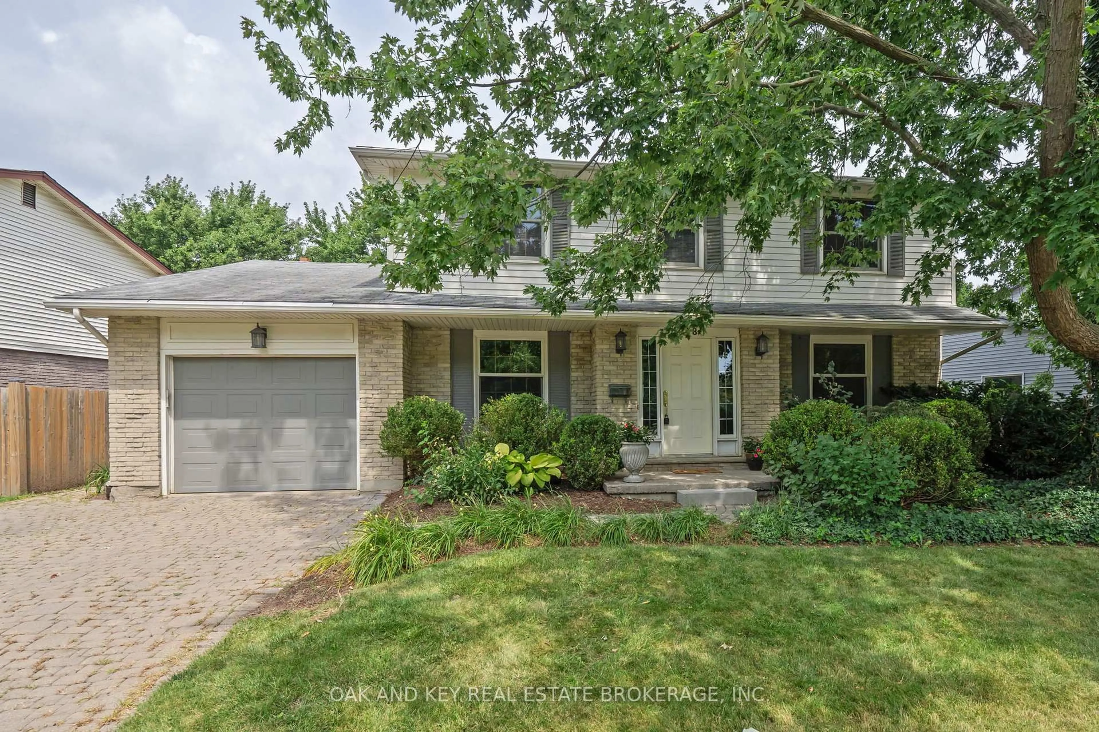 Home with vinyl exterior material, street for 948 FARNHAM Rd, London South Ontario N6K 1S1