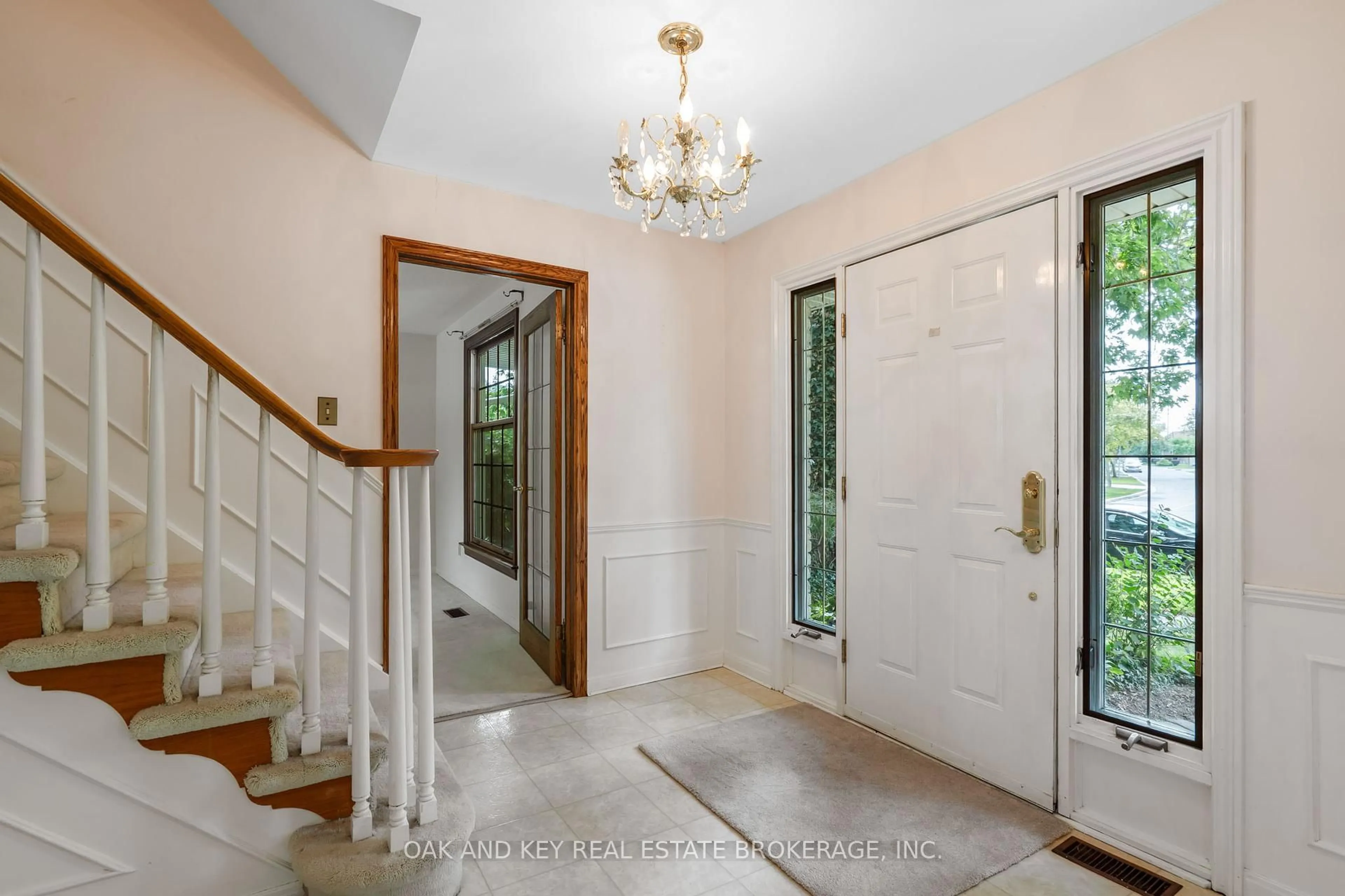 Indoor foyer for 948 FARNHAM Rd, London South Ontario N6K 1S1