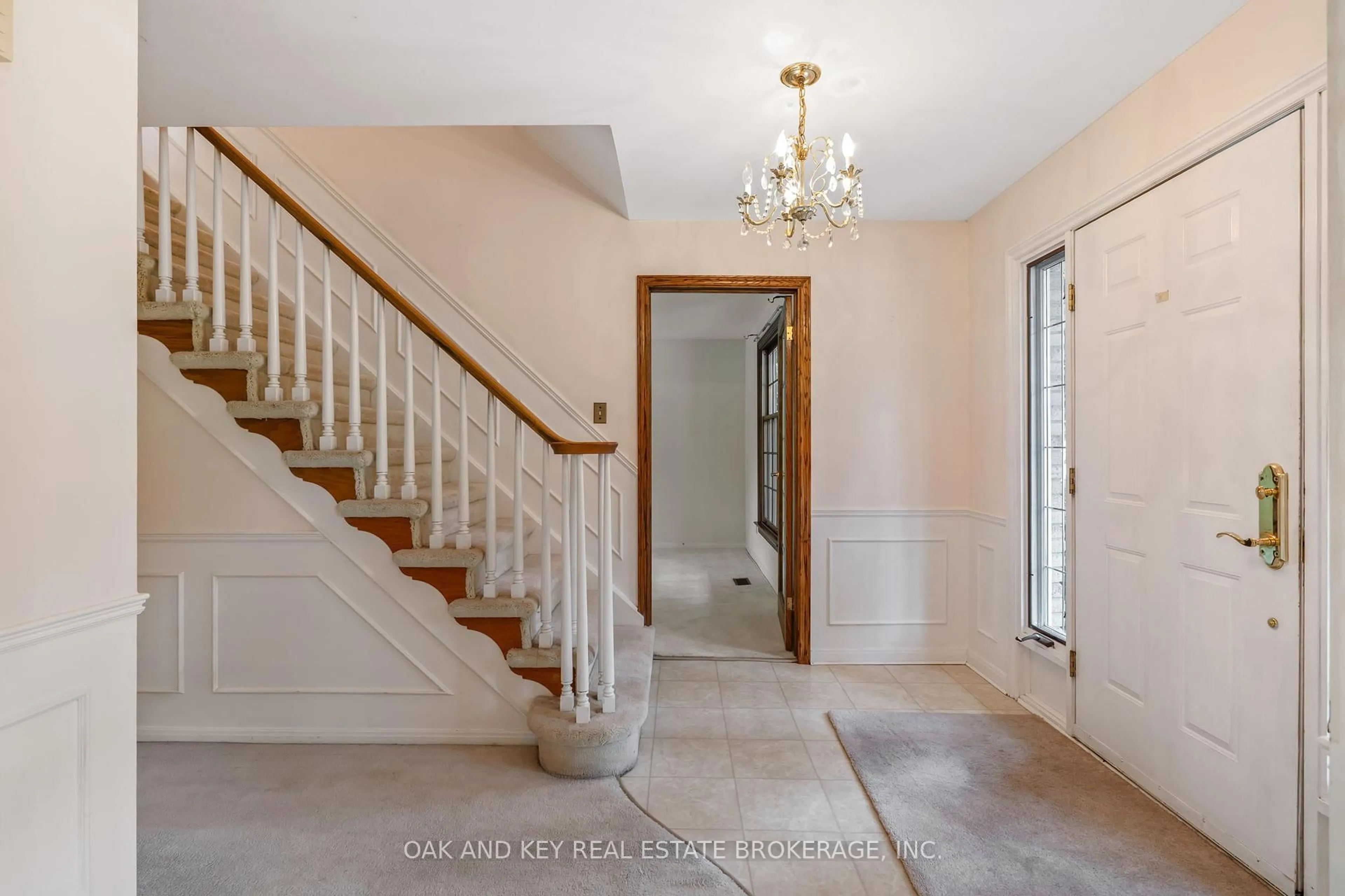 Indoor entryway for 948 FARNHAM Rd, London South Ontario N6K 1S1