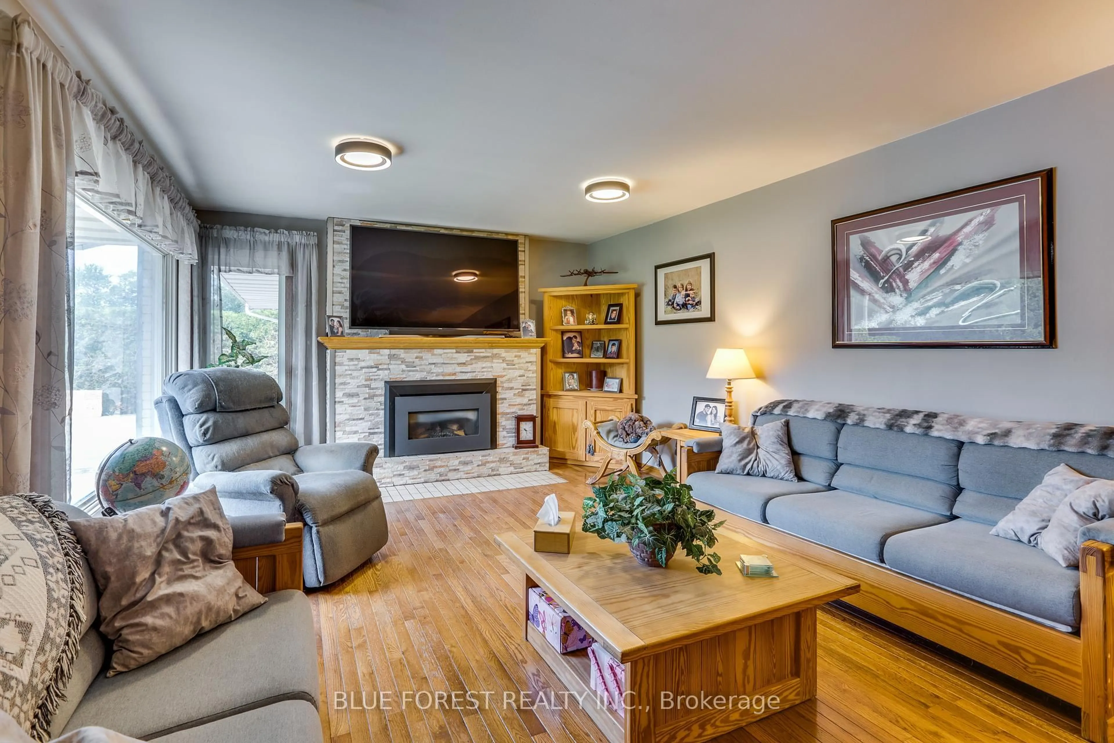 Living room with furniture, wood/laminate floor for 186 Crampton Dr, Thames Centre Ontario N0L 1B0