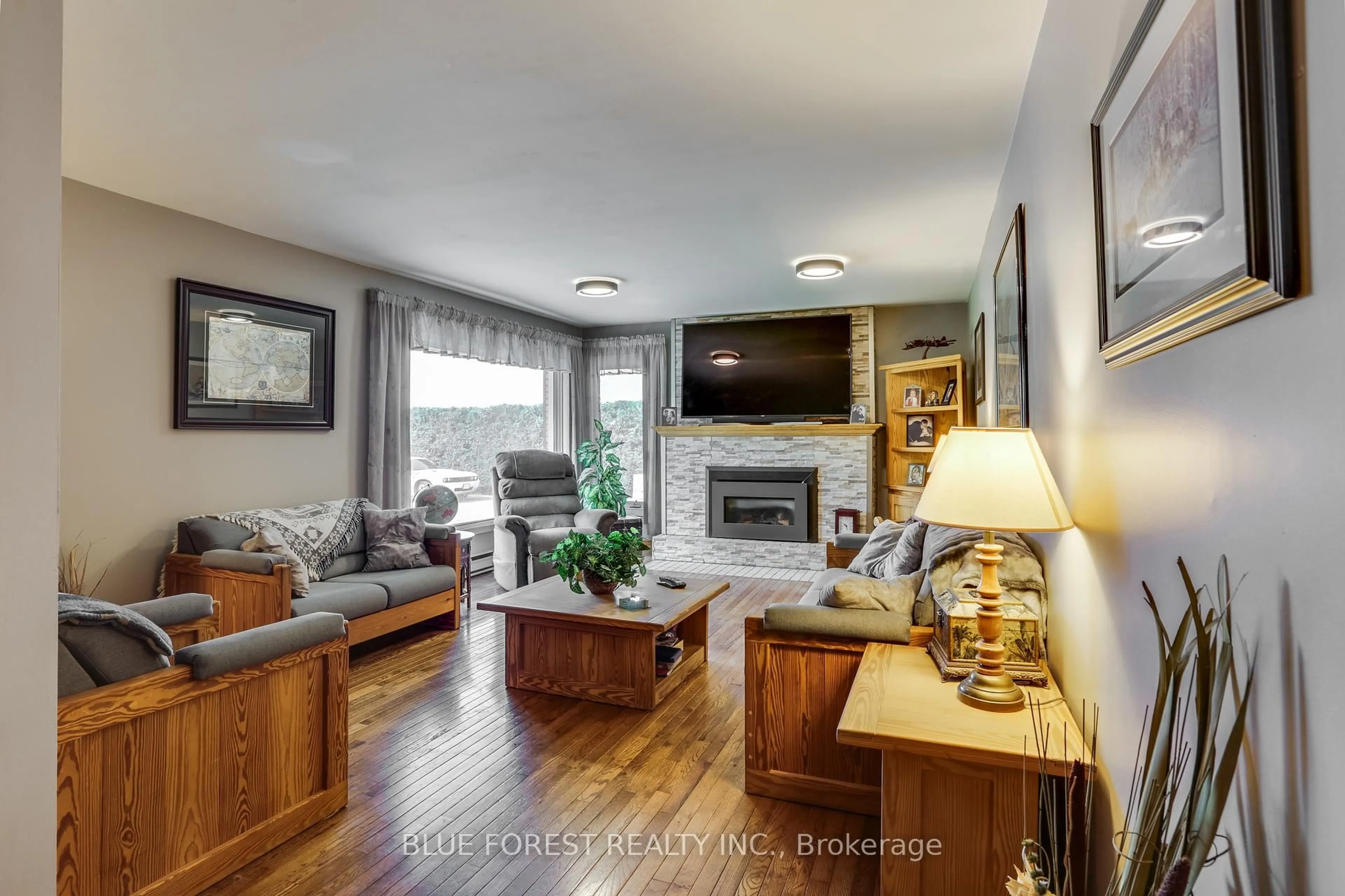 Living room with furniture, wood/laminate floor for 186 Crampton Dr, Thames Centre Ontario N0L 1B0
