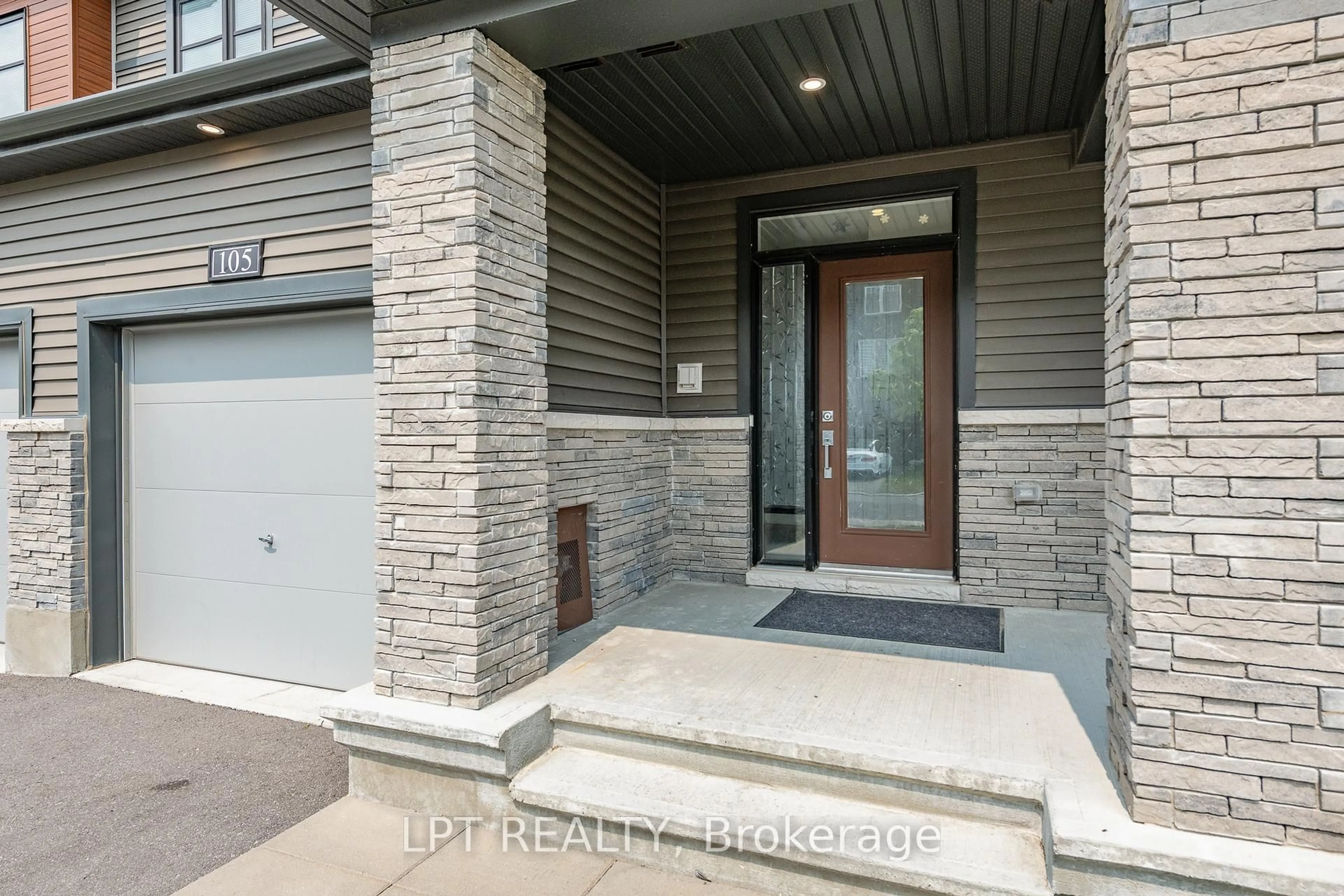 Indoor entryway for 105 Teelin Circ, Ottawa Ontario K2J 6V1