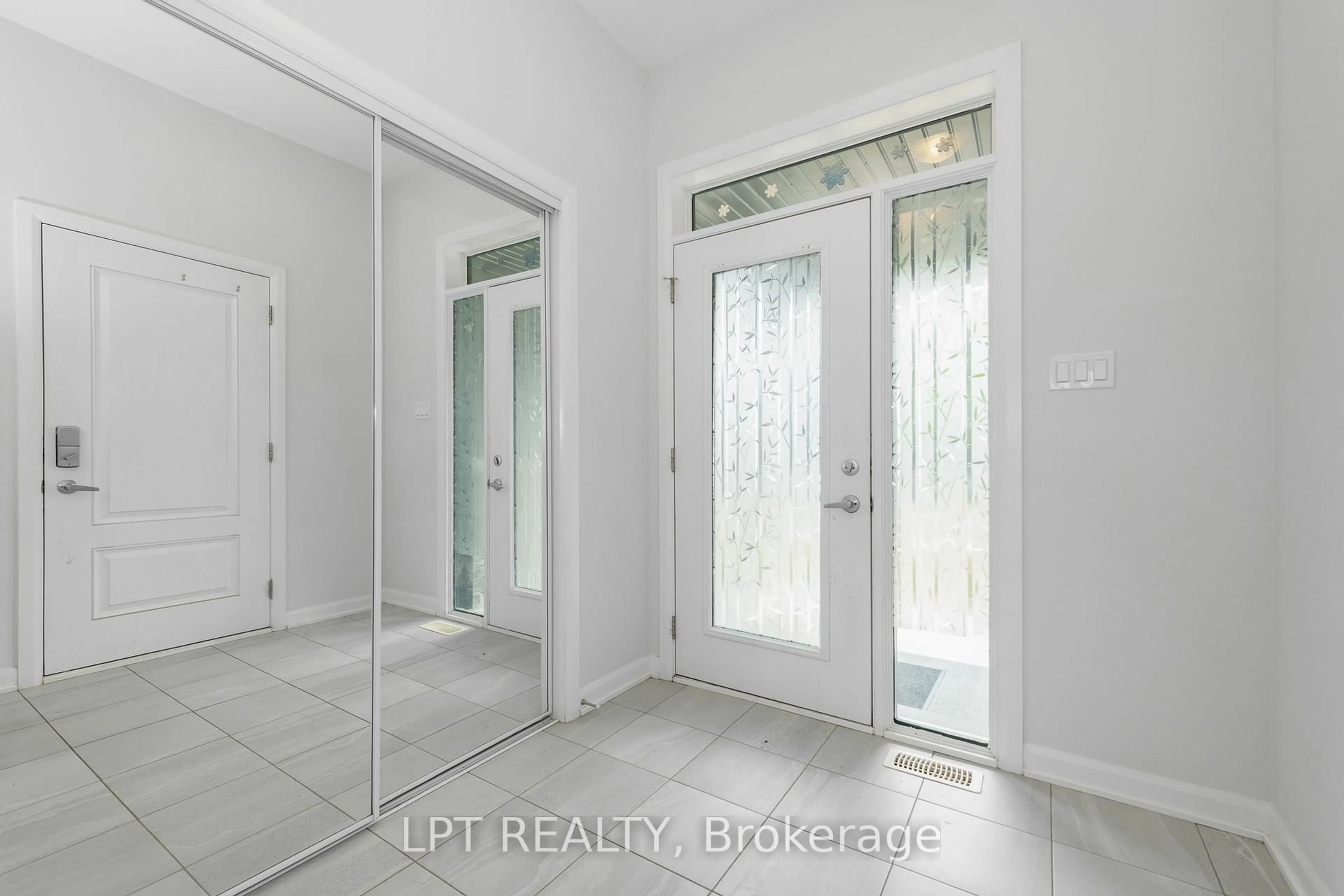 Indoor entryway for 105 Teelin Circ, Ottawa Ontario K2J 6V1